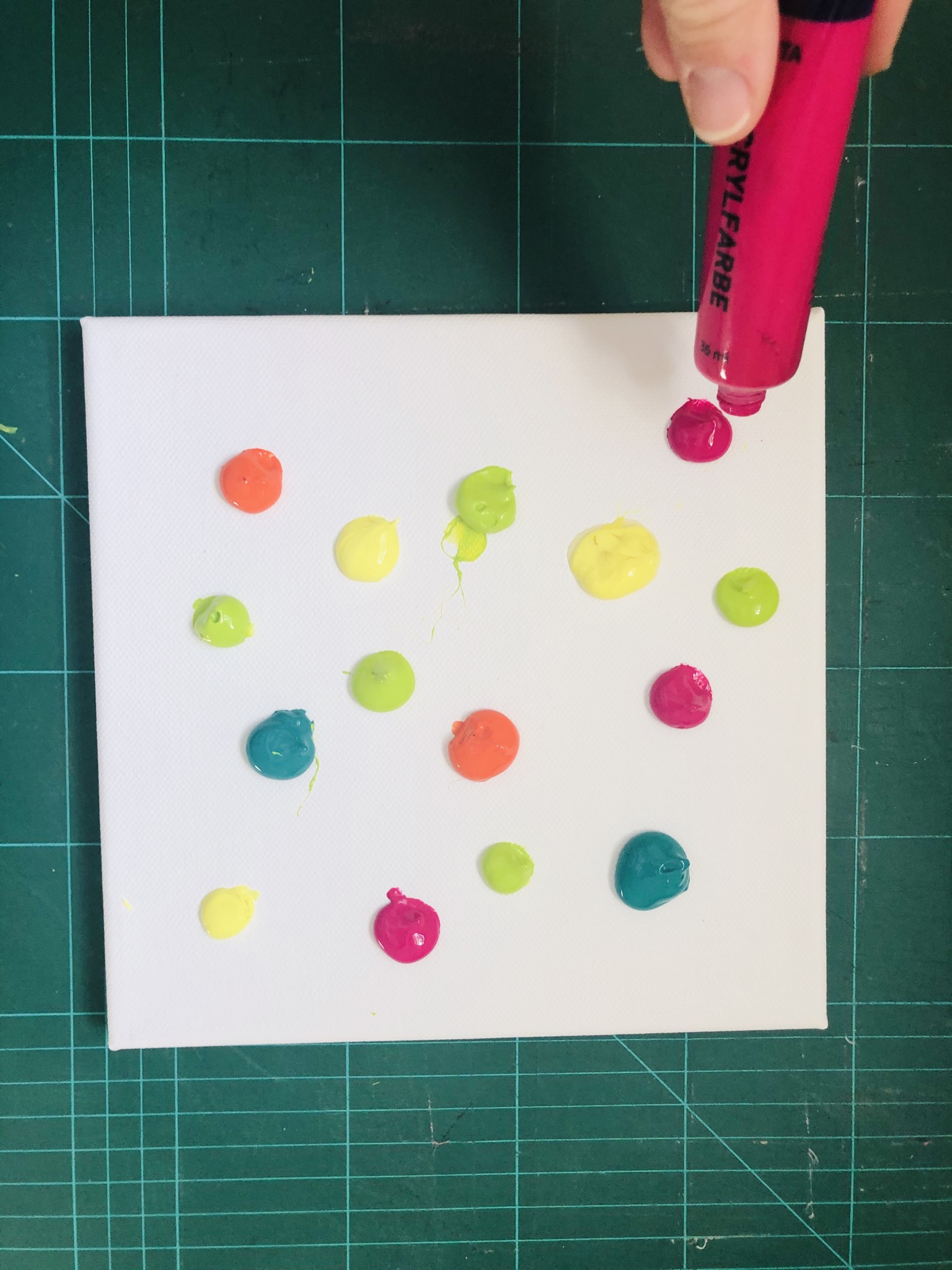 Bild zum Schritt 2 für das Bastel- und DIY-Abenteuer für Kinder: 'Lieblingsfarben „aufklecksen“  Achtung: zu viele Farben ergeben braun!'