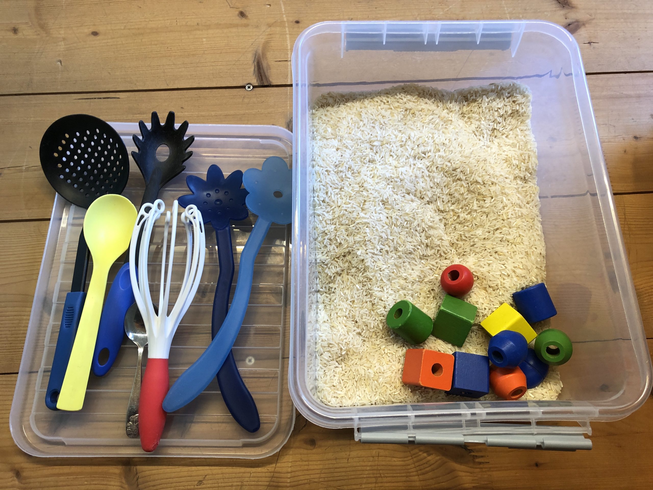 Bild zum Schritt 2 für die Kinder-Beschäftigung: 'Reis in die Schüssel füllen.  Gegenstände im Reis "vergraben"....'