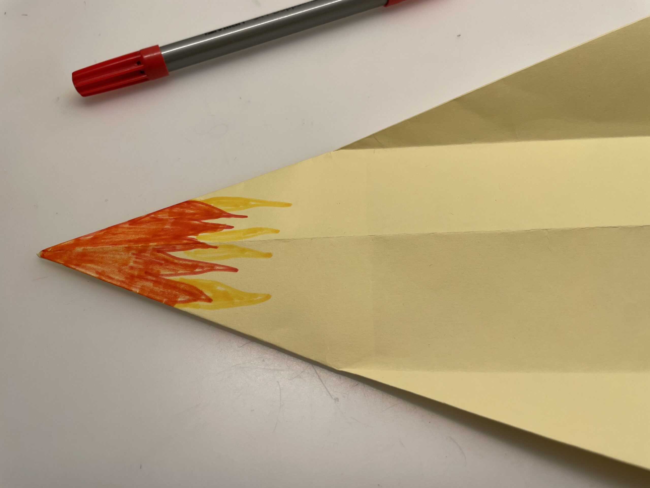 Bild zum Schritt 48 für das Bastel- und DIY-Abenteuer für Kinder: 'Malt nun erneut feurige Flammen auf.'