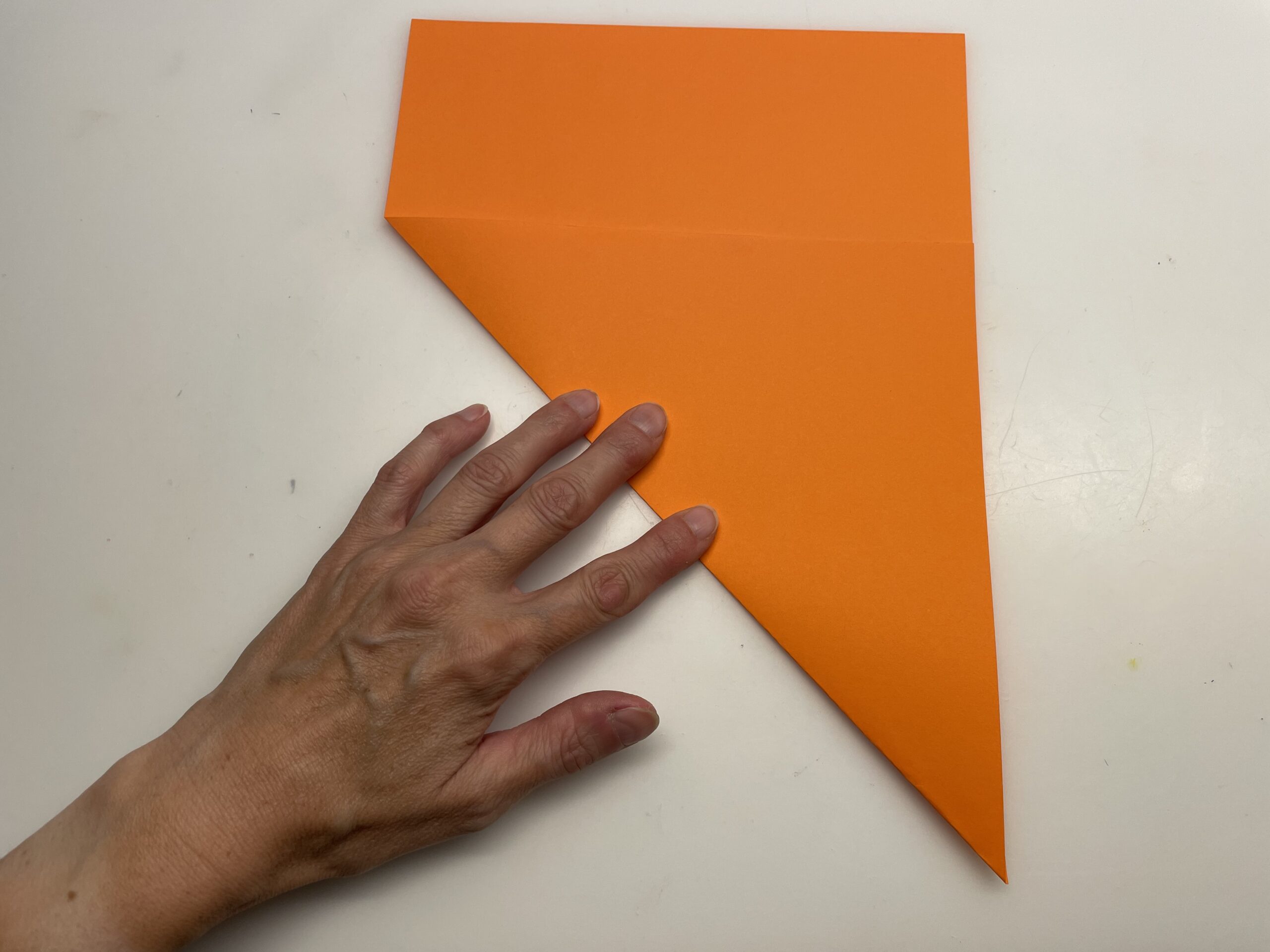 Bild zum Schritt 5 für das Bastel- und DIY-Abenteuer für Kinder: 'Die entstandene Diagonale streicht ihr nun mit den Fingern oder...'