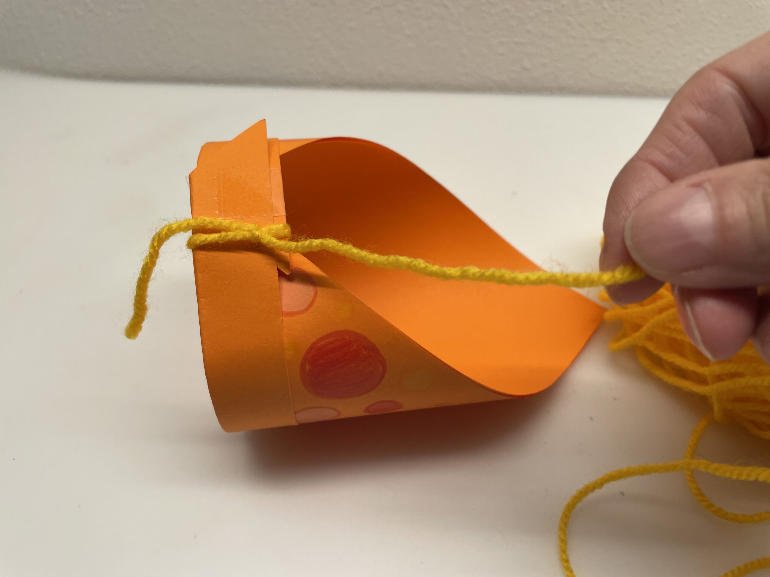 Bild zum Schritt 36 für das Bastel- und DIY-Abenteuer für Kinder: 'So zieht ihr den Knoten fest. Es entsteht ein Doppelknoten.'