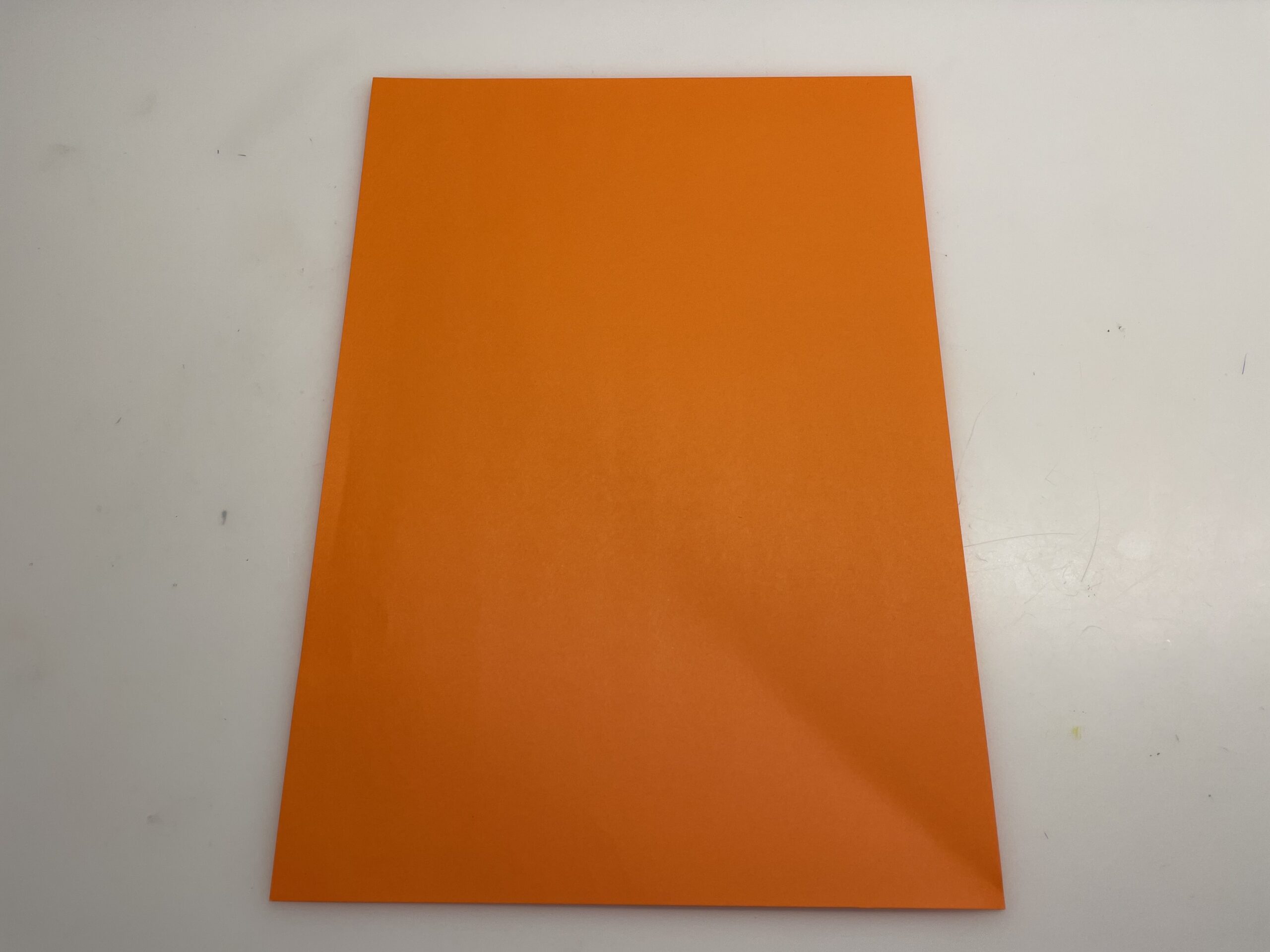 Bild zum Schritt 2 für das Bastel- und DIY-Abenteuer für Kinder: 'Für diesen Flieger braucht ihr eine quadratisches Blatt Papier. ...'