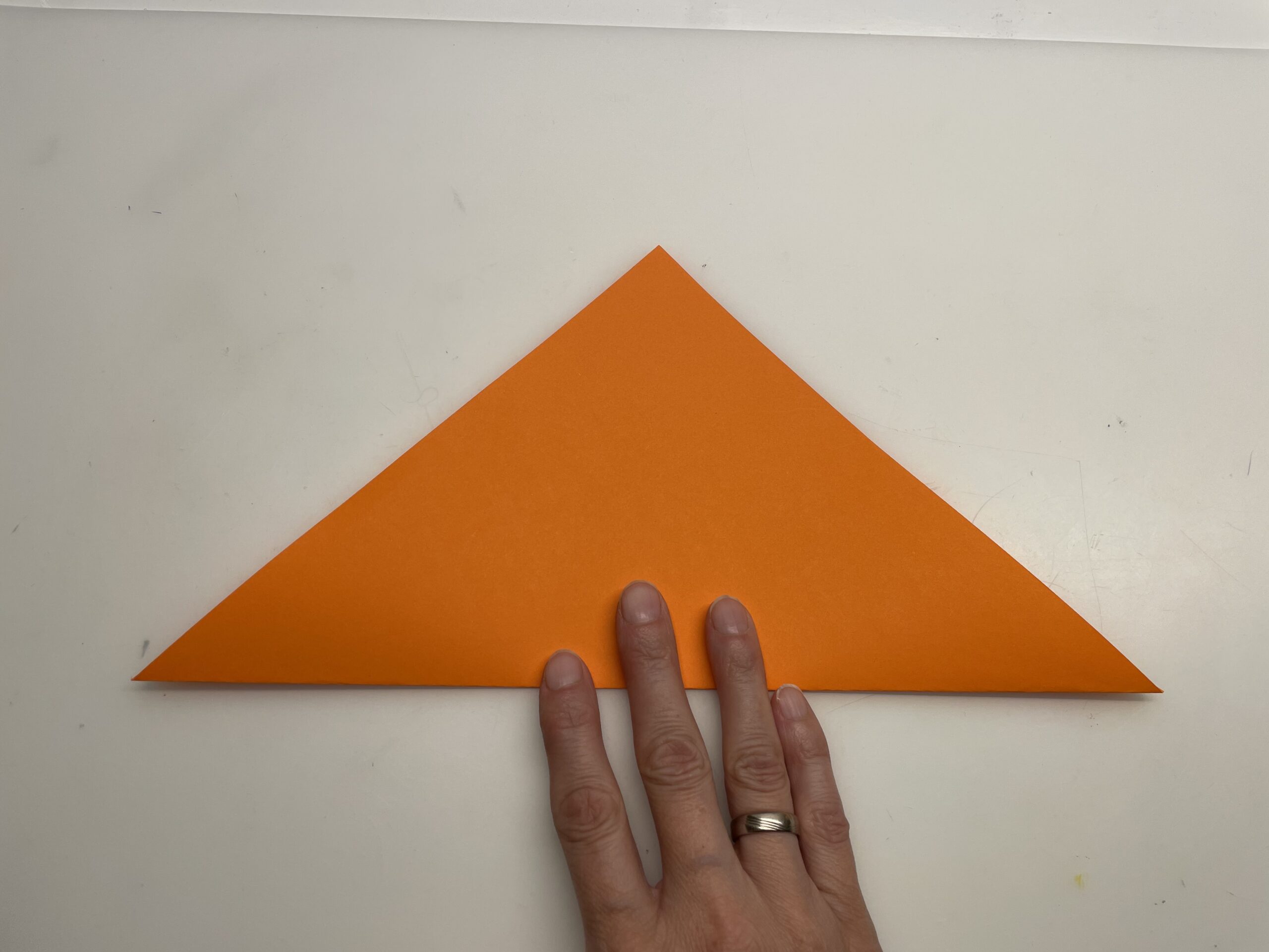 Bild zum Schritt 12 für das Bastel- und DIY-Abenteuer für Kinder: 'So entsteht ein Dreieck.   Achtung: Das Dreieck habt...'