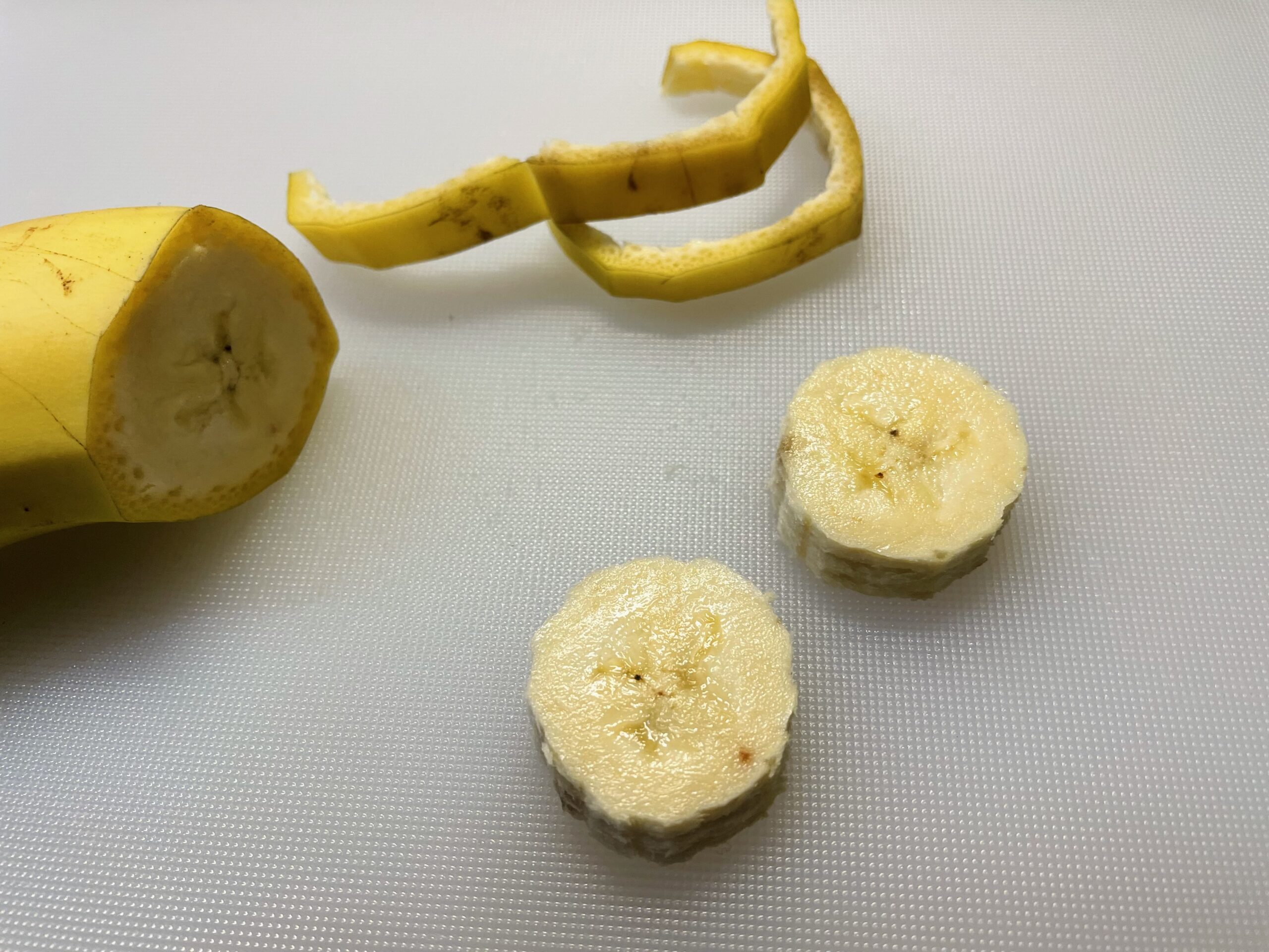 Bild zum Schritt 3 für das Bastel- und DIY-Abenteuer für Kinder: 'Entfernt so die Schale jeder einzelnen Bananenscheibe.   Auf...'