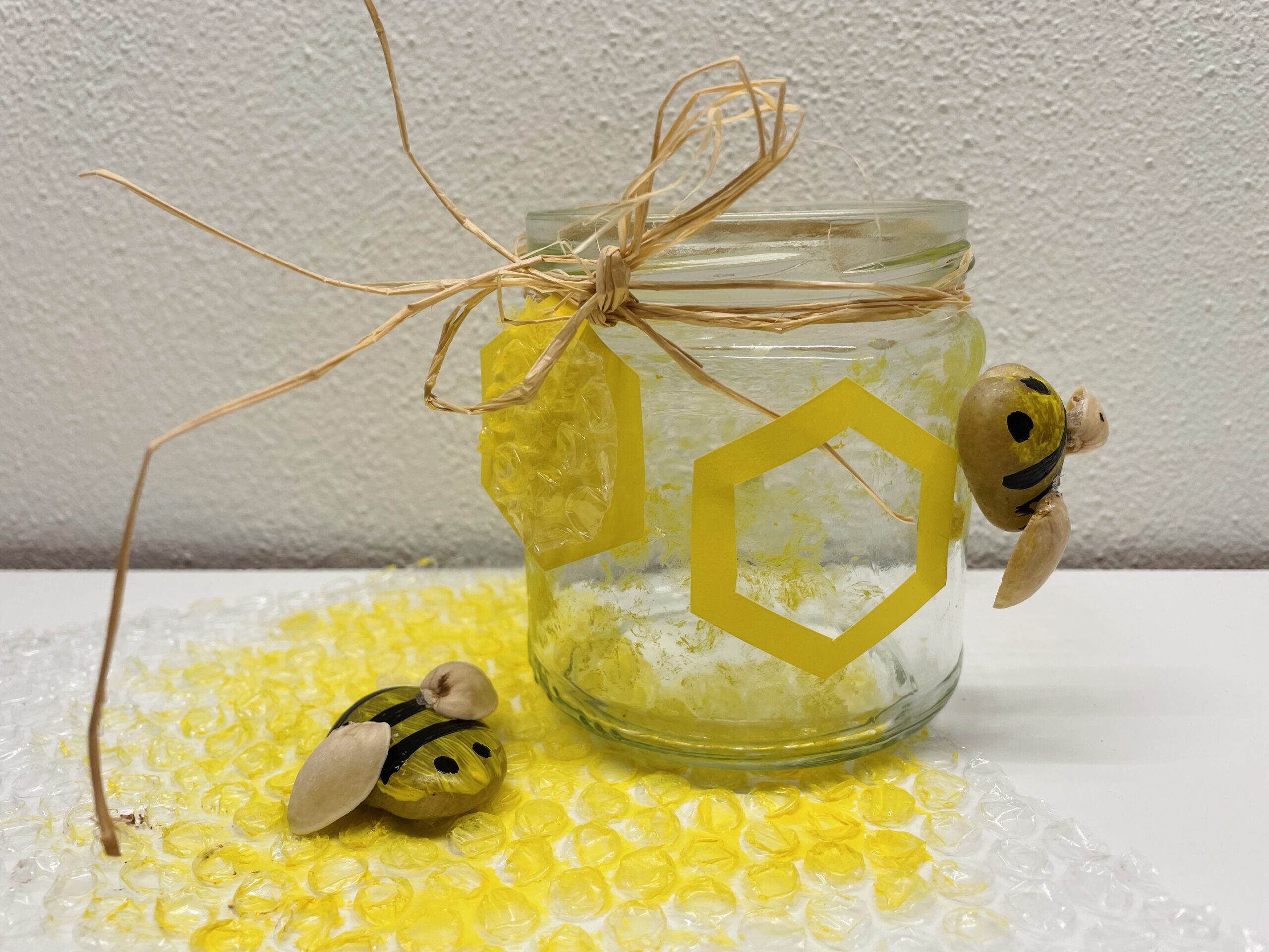 Bild zum Schritt 21 für das Bastel- und DIY-Abenteuer für Kinder: 'Fertig ist das Bienen-Waben-Glas. Ihr könnt das Glas auf einem...'