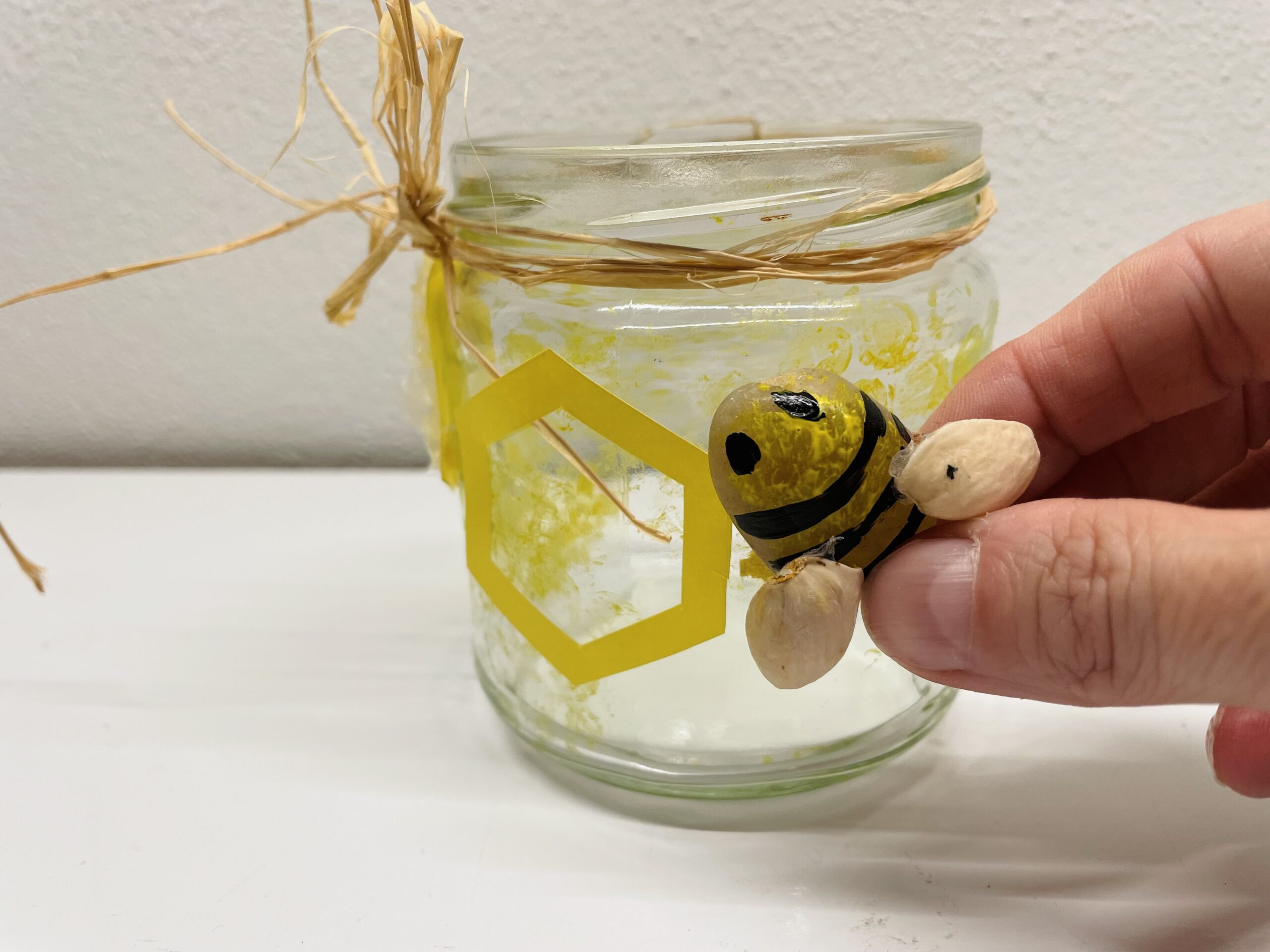 Bild zum Schritt 20 für das Bastel- und DIY-Abenteuer für Kinder: 'Zuletzt klebt ihr die Bienen darauf. Hierzu müsst ihr vielleicht...'
