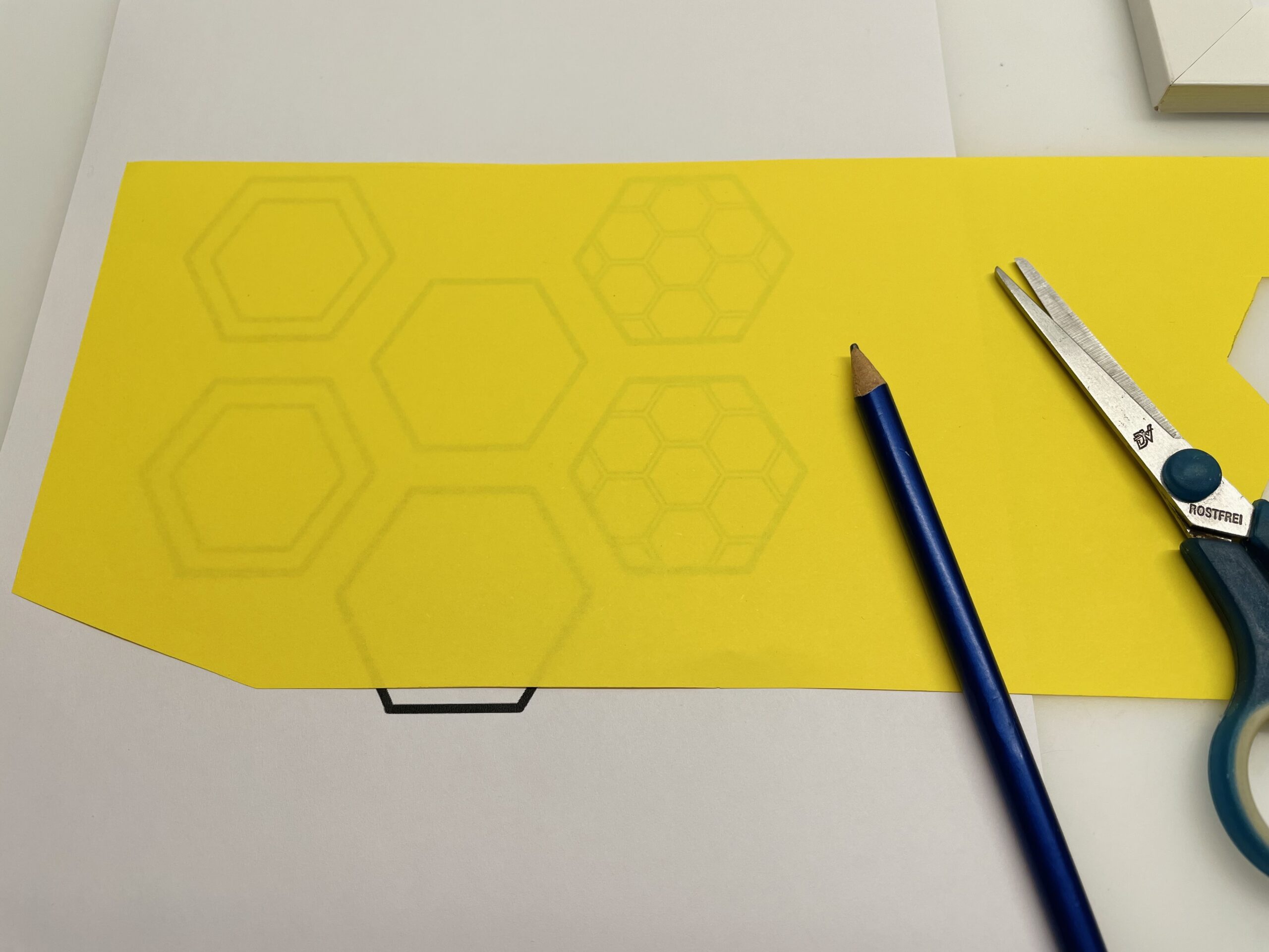 Bild zum Schritt 10 für das Bastel- und DIY-Abenteuer für Kinder: 'Verwendet ihr gelbes dünnes Papier, dann legt es auf die...'