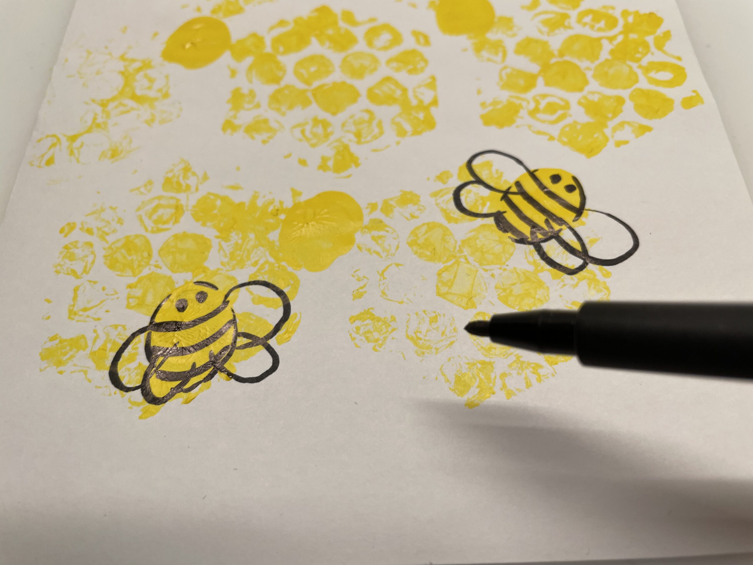 Bild zum Schritt 22 für das Bastel- und DIY-Abenteuer für Kinder: 'Achtet darauf, dass nicht alle Bienen in die gleiche Richtung...'