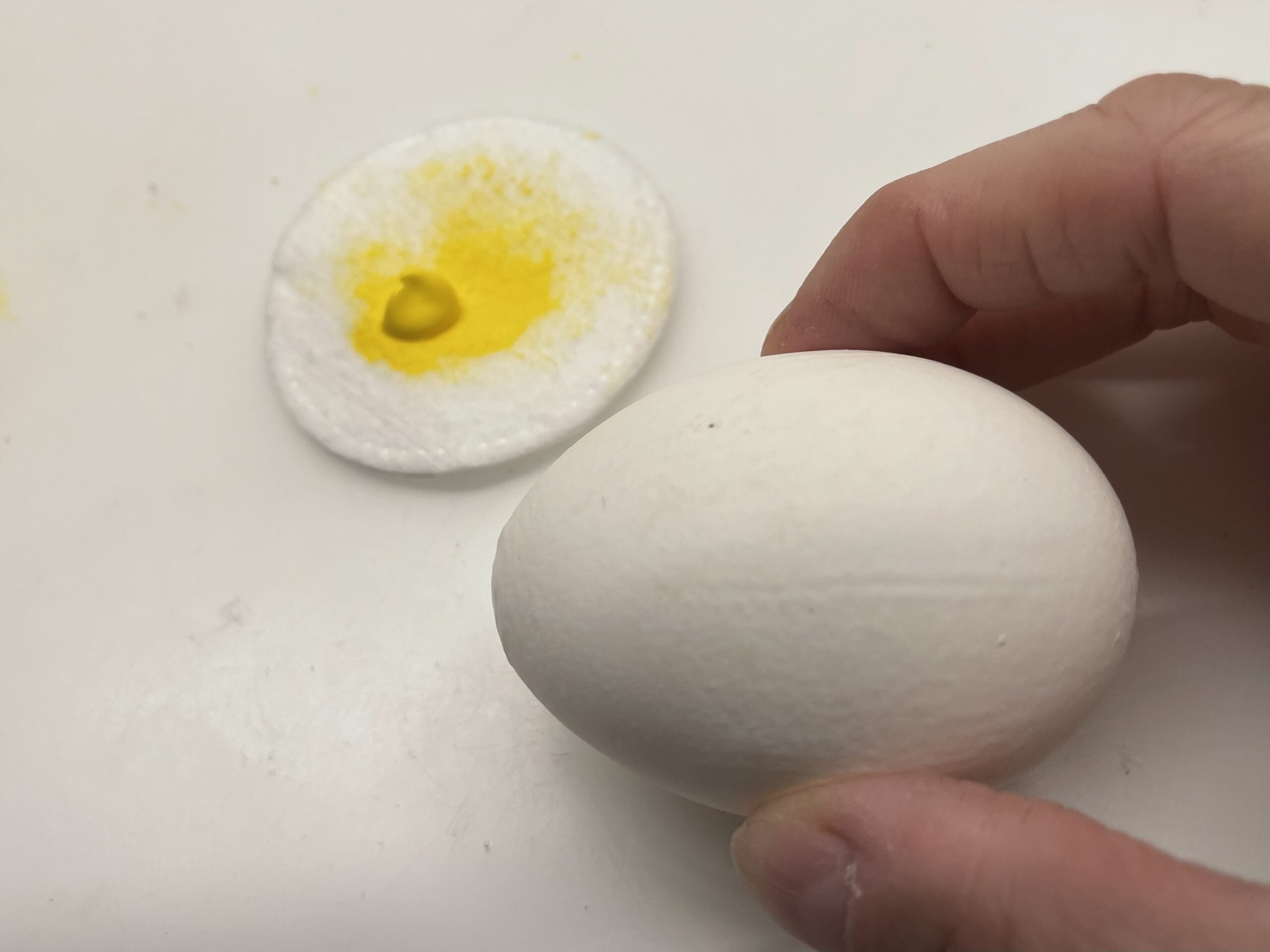 Bild zum Schritt 2 für das Bastel- und DIY-Abenteuer für Kinder: 'Dann malt ihr das Ei gelb an. Verwendet dafür einen...'