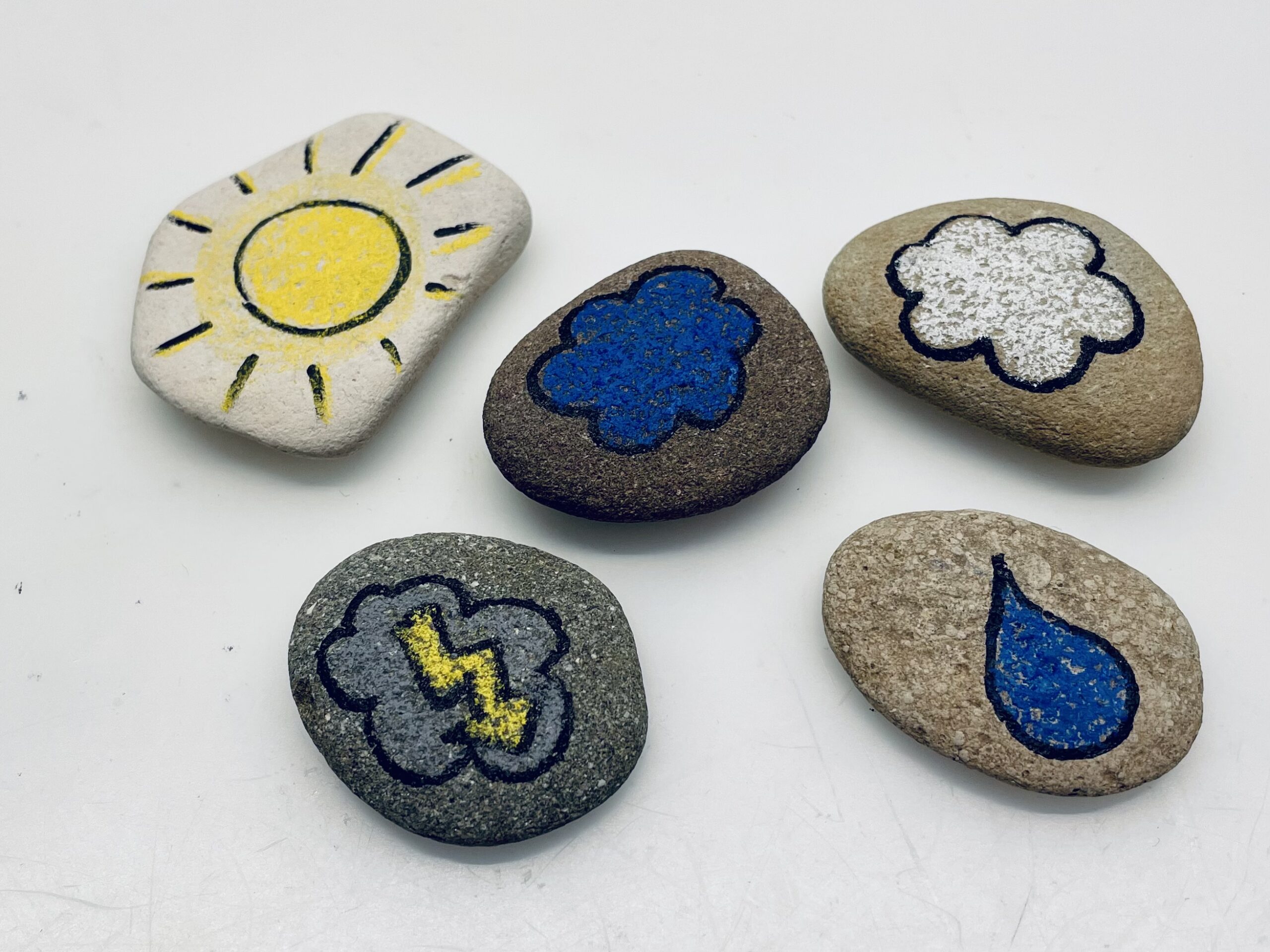 Bild zum Schritt 30 für das Bastel- und DIY-Abenteuer für Kinder: 'Bemalt dafür die Steine mit Wettersymbolen oder mit Symbolen, die...'