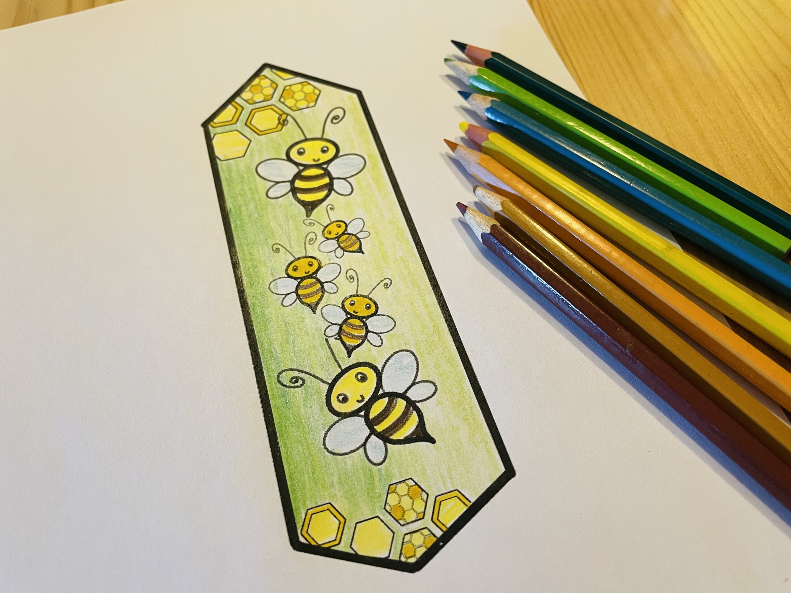 Bild zum Schritt 3 für das Bastel- und DIY-Abenteuer für Kinder: 'Legt eure Malunterlage aus und malt die Bienenvorlage nach euren...'