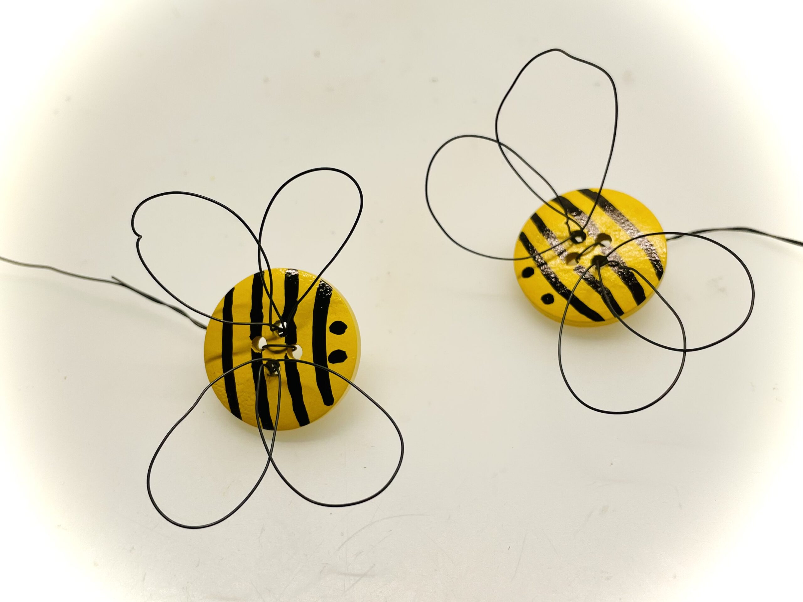 Bild zum Schritt 17 für das Bastel- und DIY-Abenteuer für Kinder: 'Ihr könnt die Biene z.B. als Geschenk verwenden.'