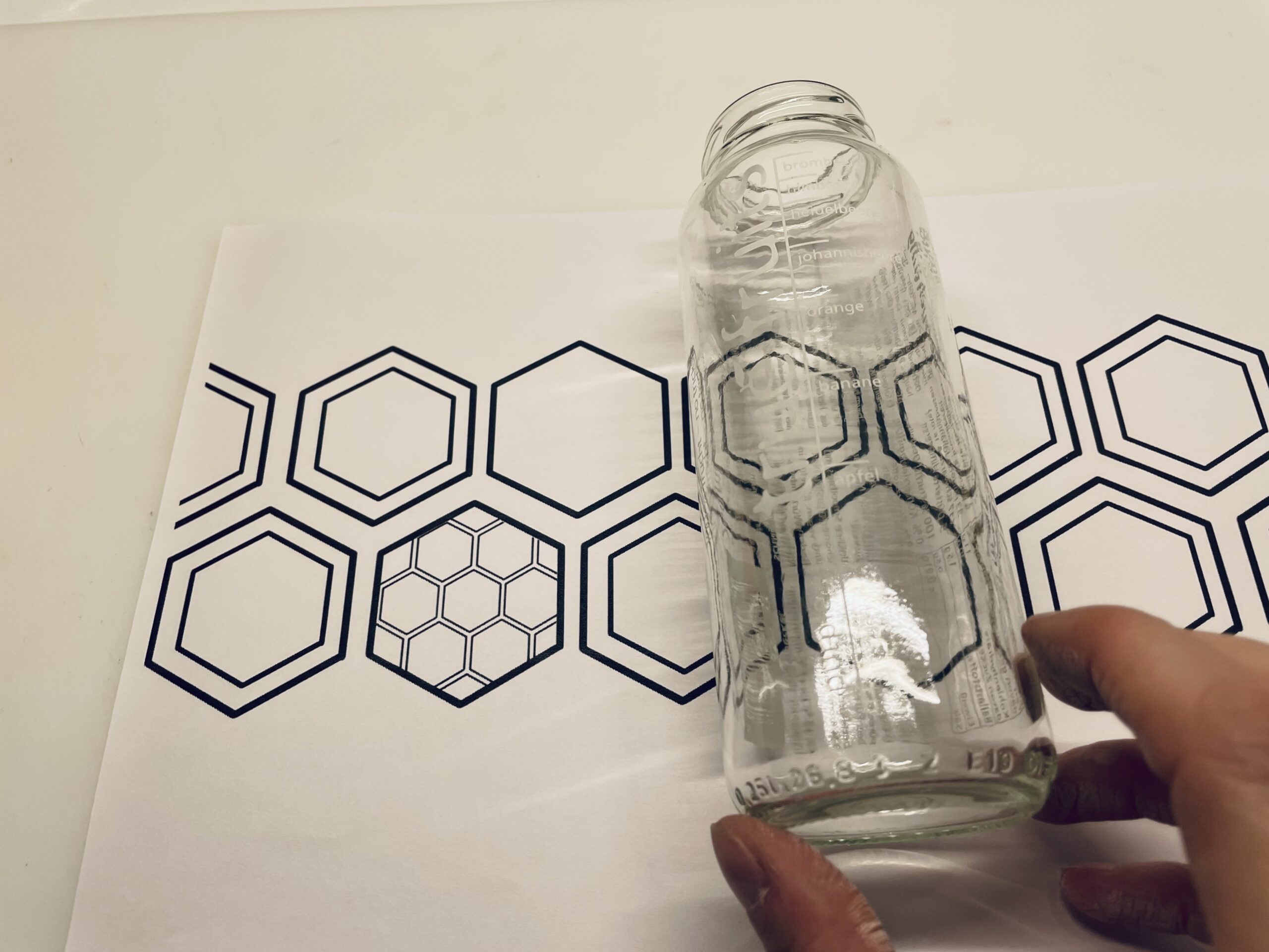 5. Bild zum Schritt 3 für das Bastel- und DIY-Abenteuer für Kinder: '(1142) Banderole für Vasen Bienenwaben basteln'