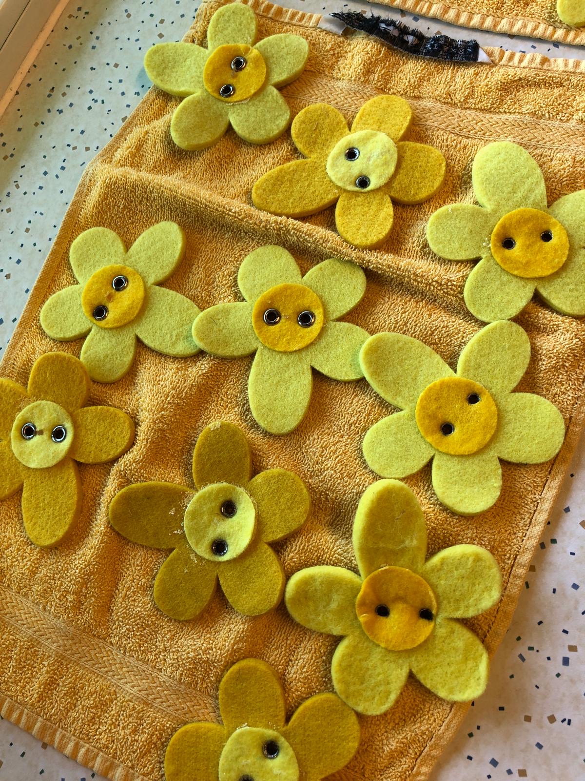 Bild zum Schritt 3 für das Bastel- und DIY-Abenteuer für Kinder: 'Anschließend die Filzblumen zum Trocknen auf ein Handtuch legen.'