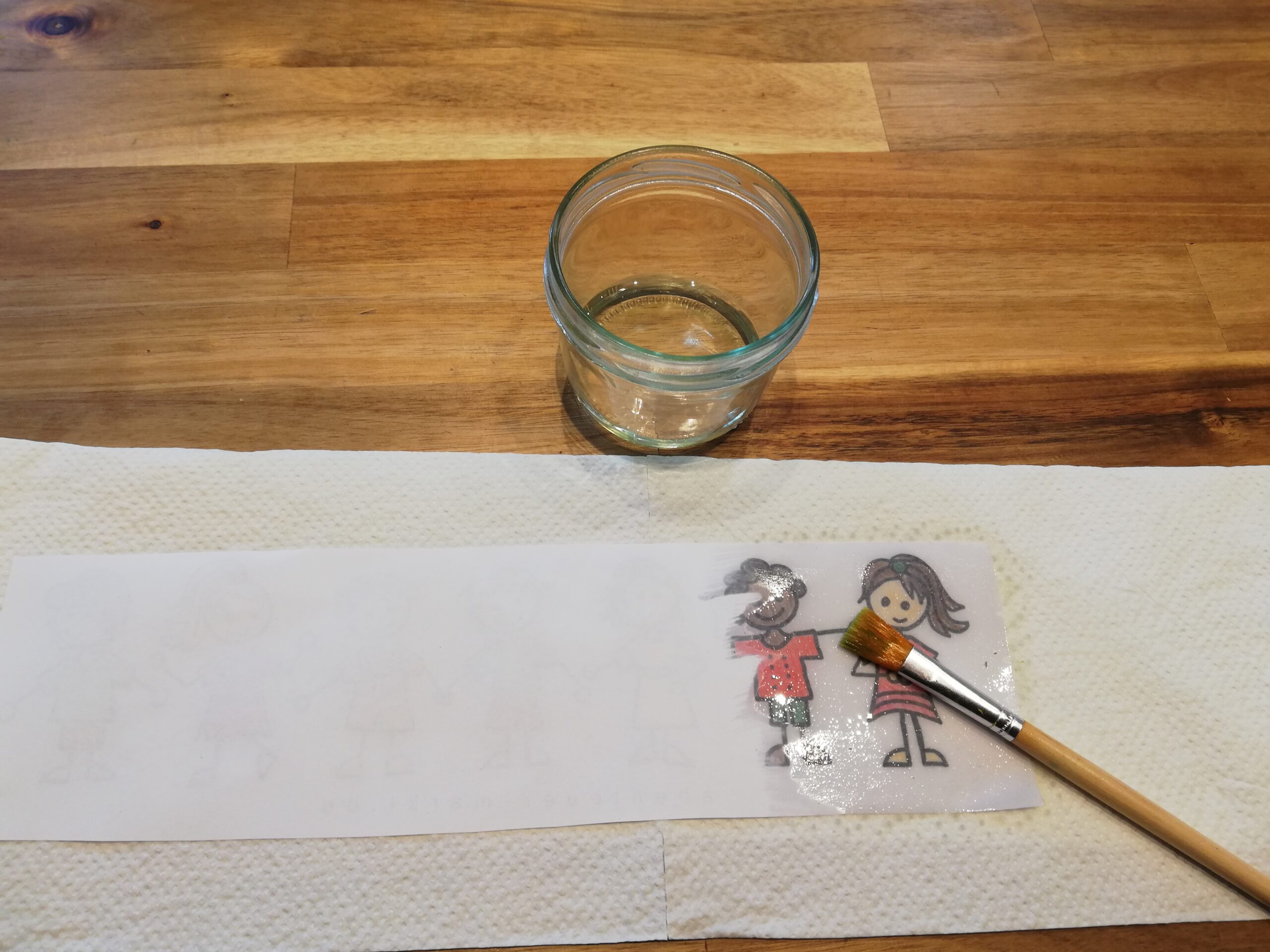 Bild zum Schritt 10 für das Bastel- und DIY-Abenteuer für Kinder: '[Eltern]Mit dem Pinsel streicht ihr nun das Öl auf das...'