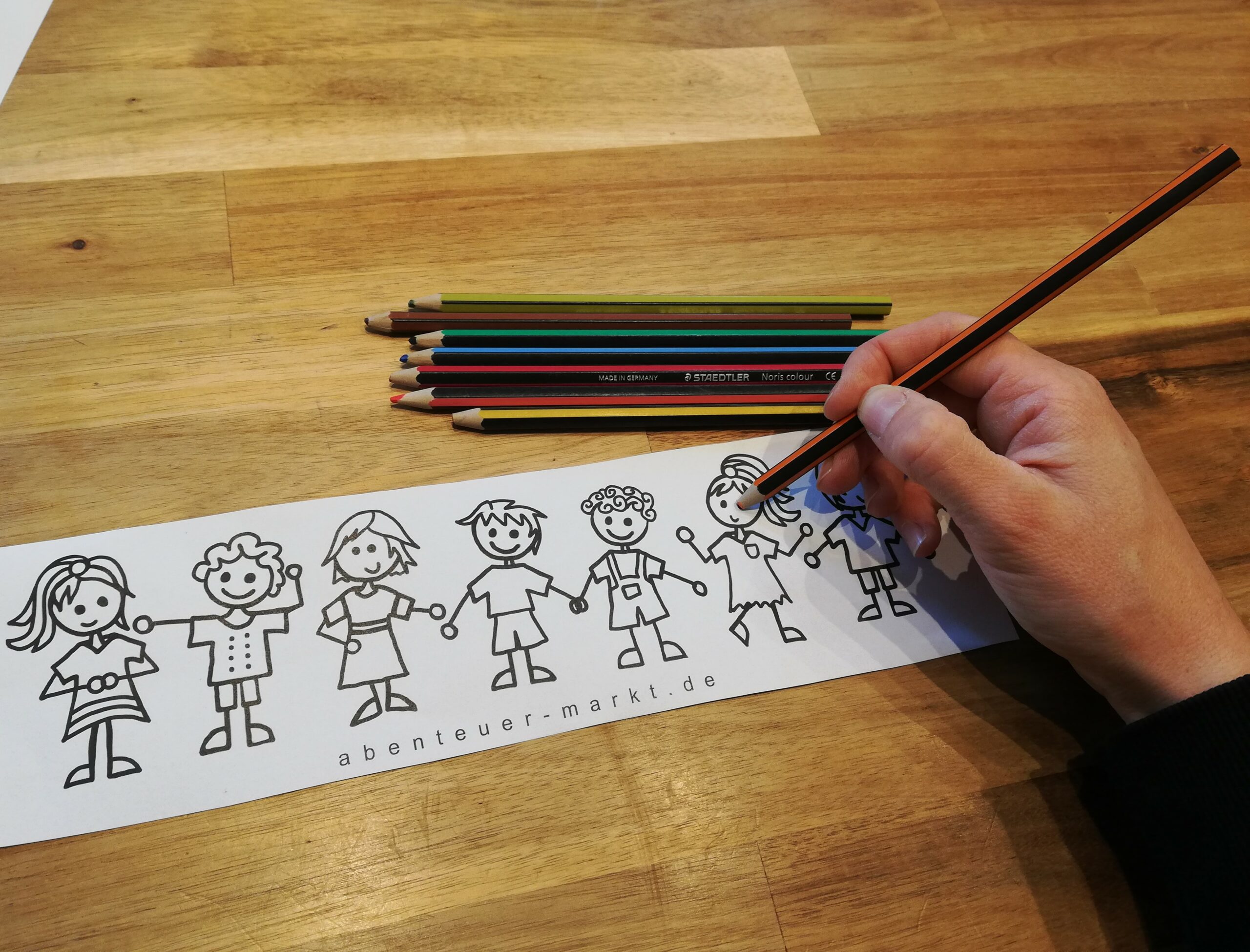 Bild zum Schritt 7 für das Bastel- und DIY-Abenteuer für Kinder: '[Eltern]Als Nächstes malt ihr euch eure Vorlage bunt an. Dazu...'