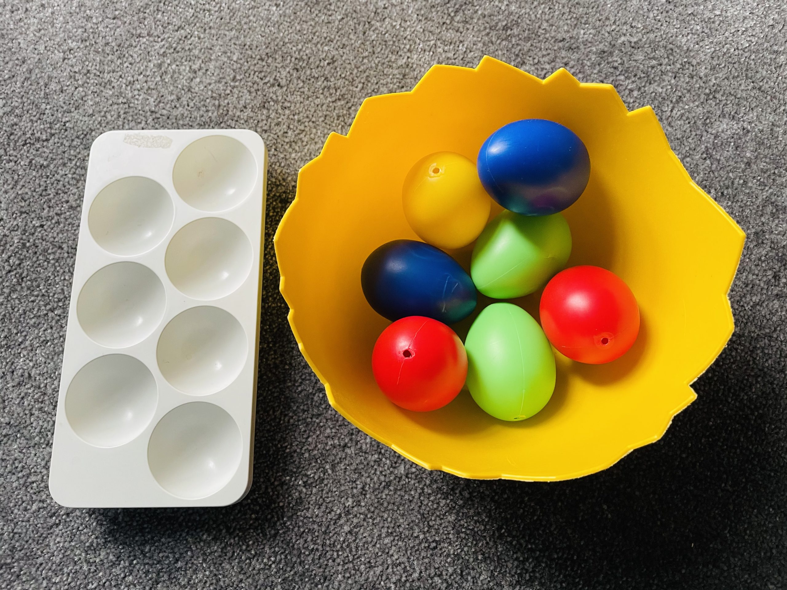 Bild zum Schritt 8 für die Kinder-Beschäftigung: 'Mit farbigen Eiern könnt ihr beim Spielen zugleich noch die...'
