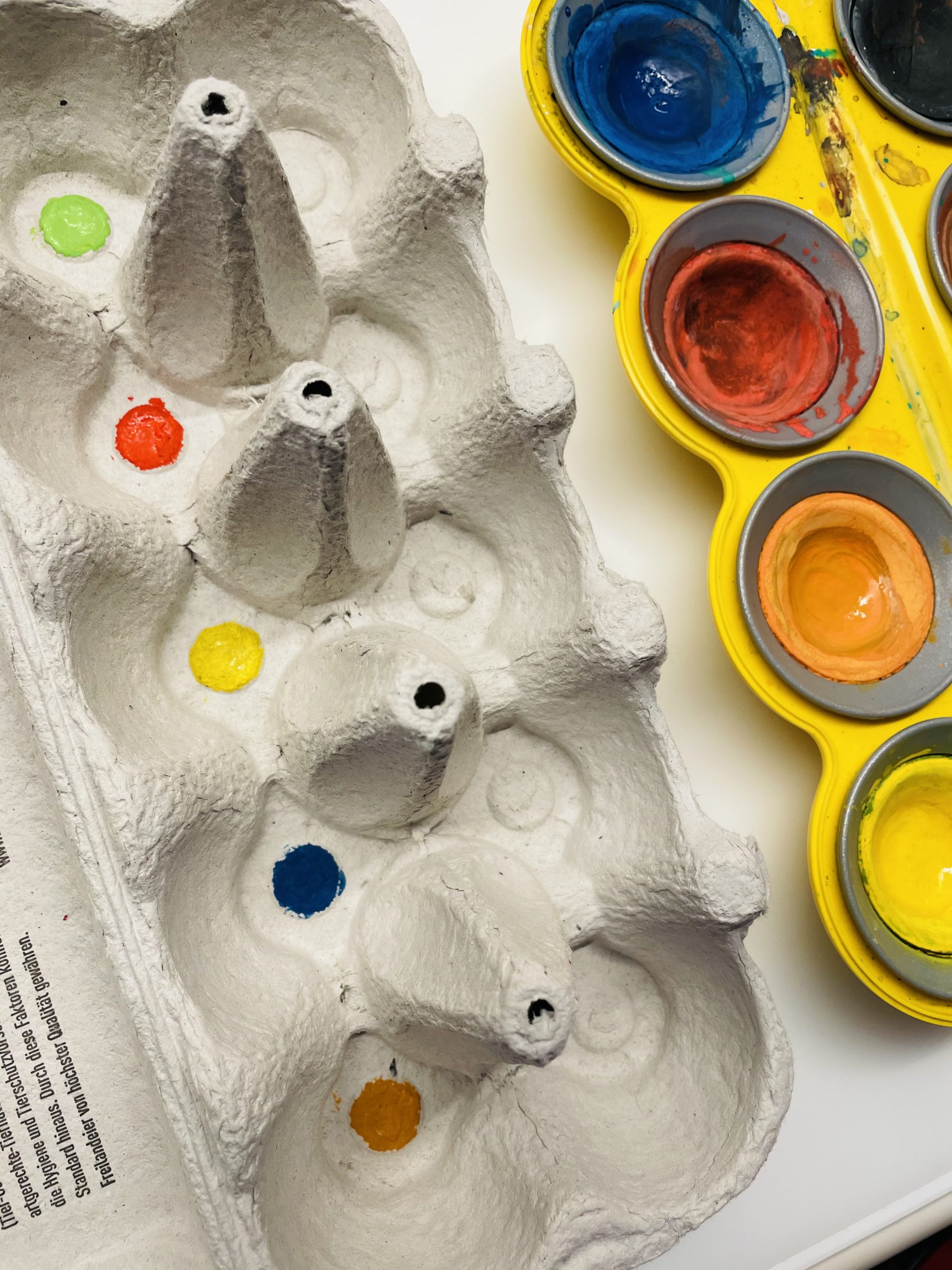 Bild zum Schritt 28 für das Bastel- und DIY-Abenteuer für Kinder: 'Malt die Farben auf, das lenkt die Kinder weniger vom...'