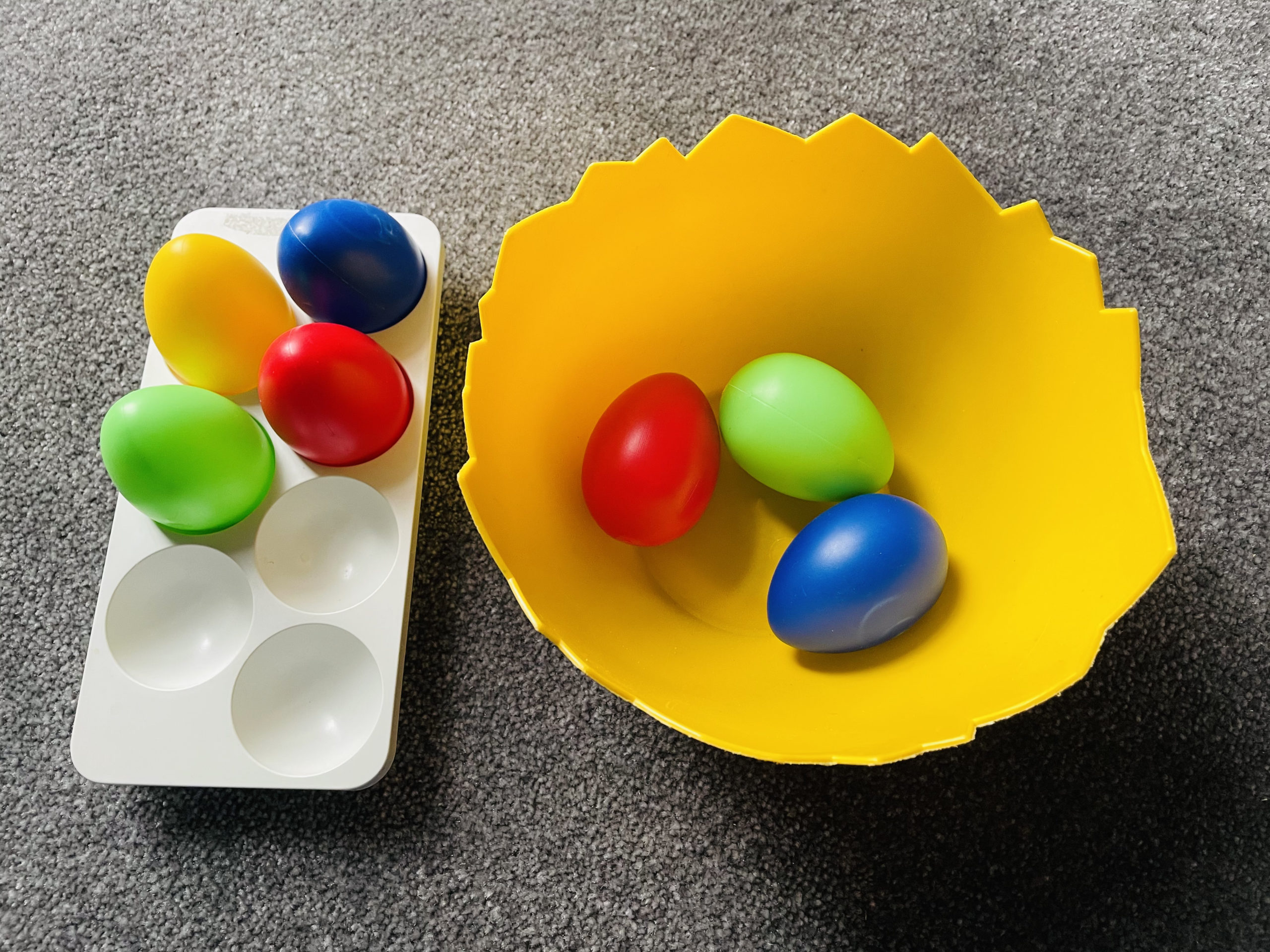 Bild zum Schritt 9 für das Bastel- und DIY-Abenteuer für Kinder: 'Nennt dem Kind die Farbe des Eies, welches es aus...'