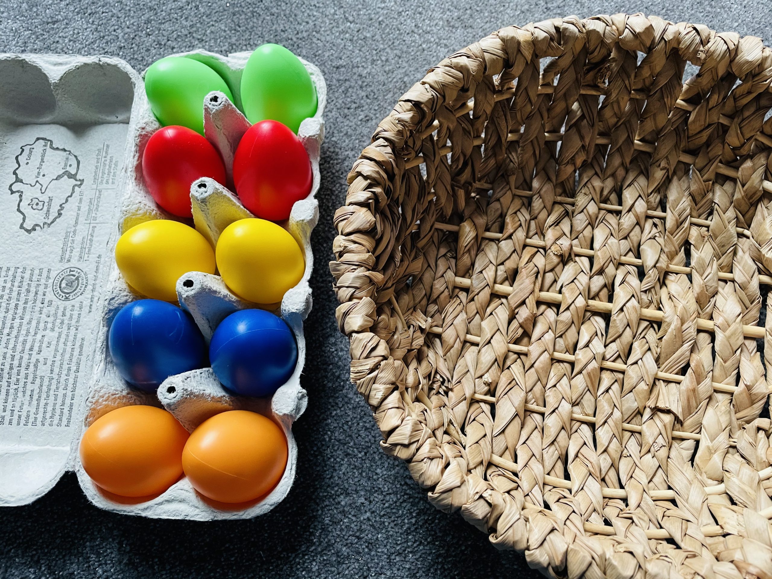 Bild zum Schritt 20 für das Bastel- und DIY-Abenteuer für Kinder: 'Ziel ist, dass alle gleichfarbigen Eier nebeneinander liegen.'
