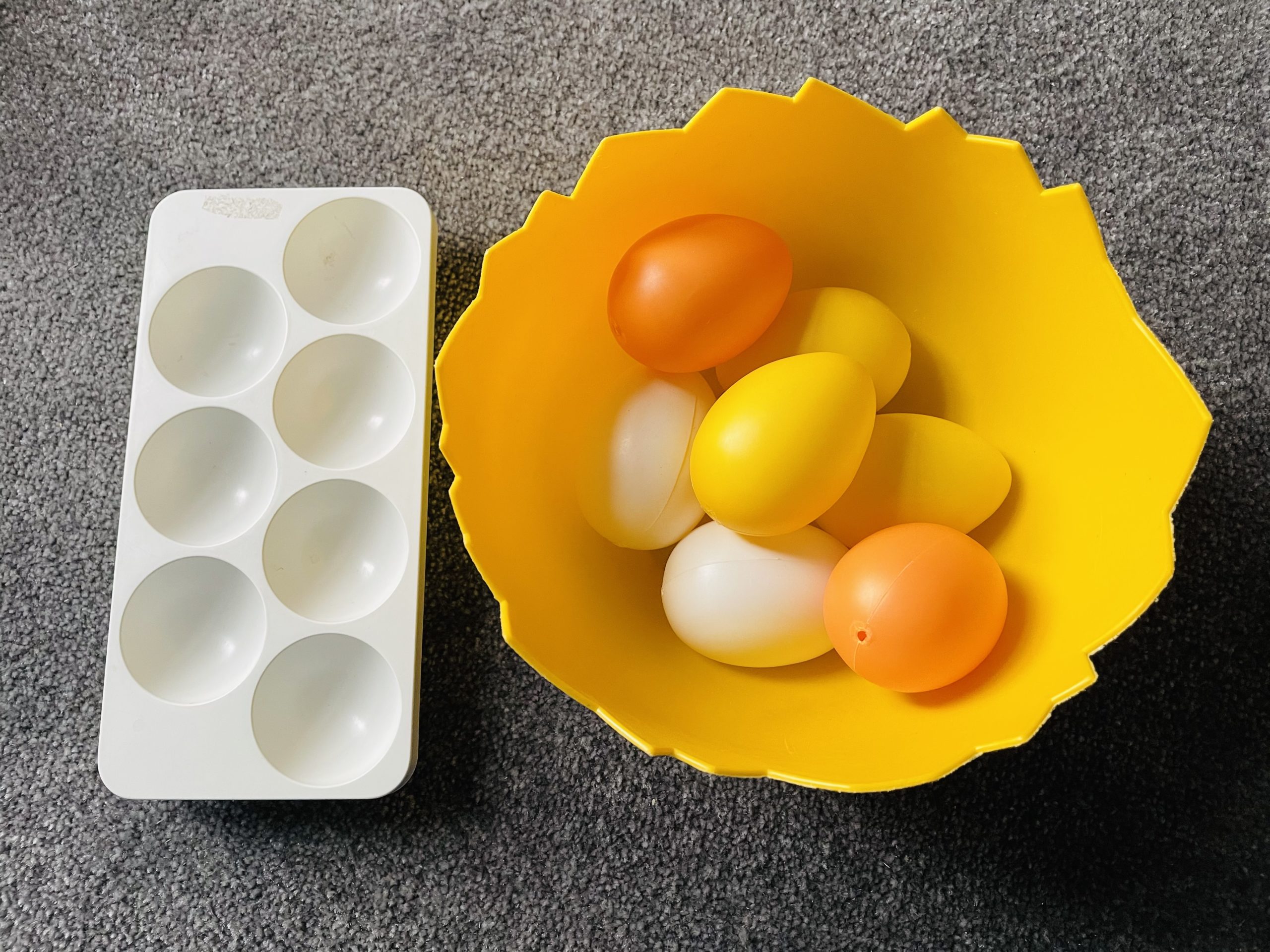 Bild zum Schritt 4 für die Kinder-Beschäftigung: 'Verwendet so viele Plastikeier, wie in euren Eierhalter hinein passen.'