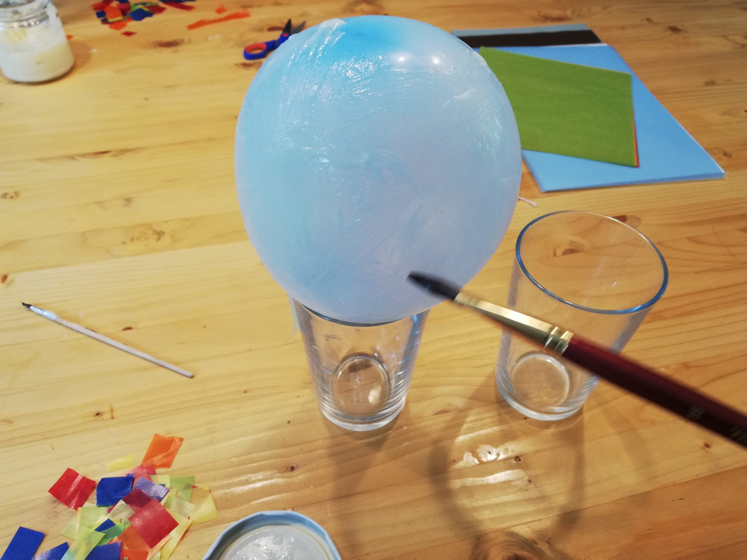 Bild zum Schritt 7 für das Bastel- und DIY-Abenteuer für Kinder: 'Jetzt streicht ihr den Luftballon mit Kleister ein.  ...'