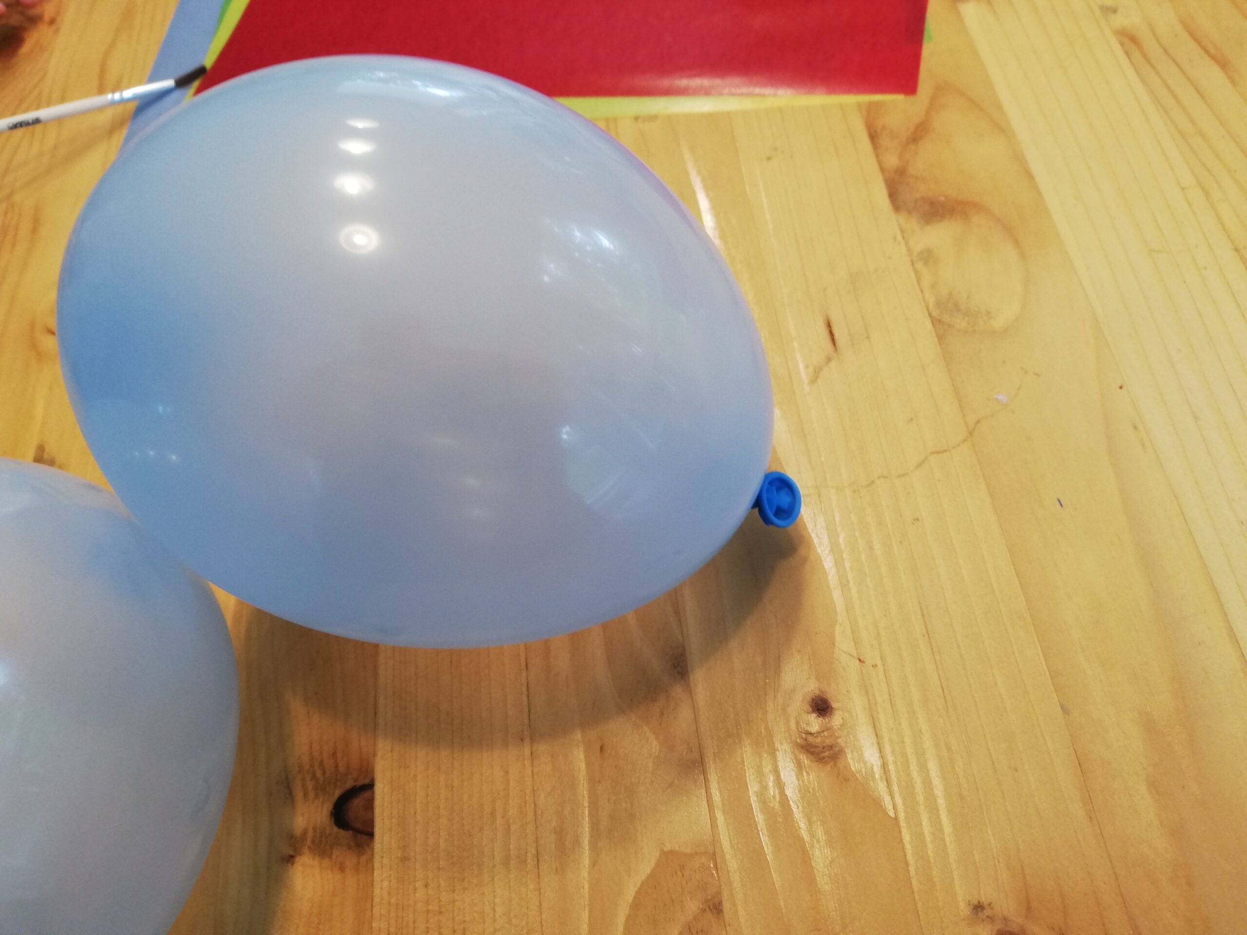 Bild zum Schritt 2 für das Bastel- und DIY-Abenteuer für Kinder: 'Blast nun einen Luftballon auf und knotet ihn zu. ...'