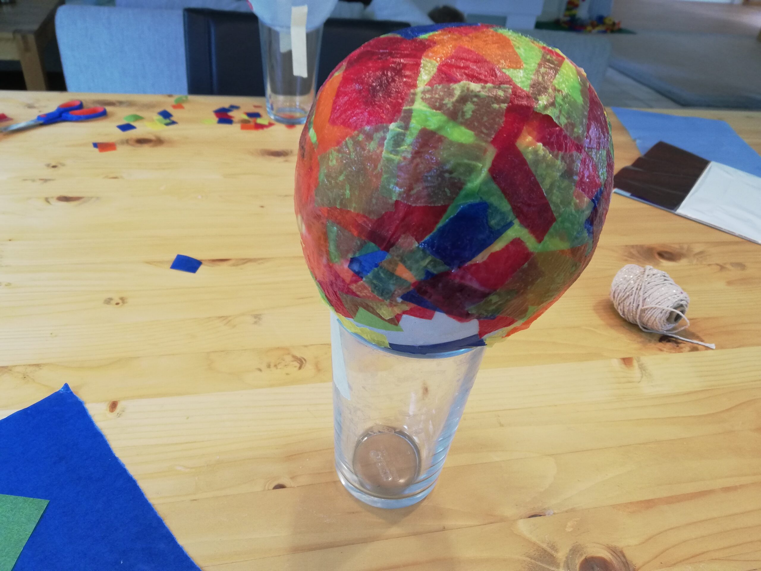 Bild zum Schritt 11 für das Bastel- und DIY-Abenteuer für Kinder: 'Sind mehrere Schichten Transparentpapier und Kleister auf den Luftballon geklebt,...'