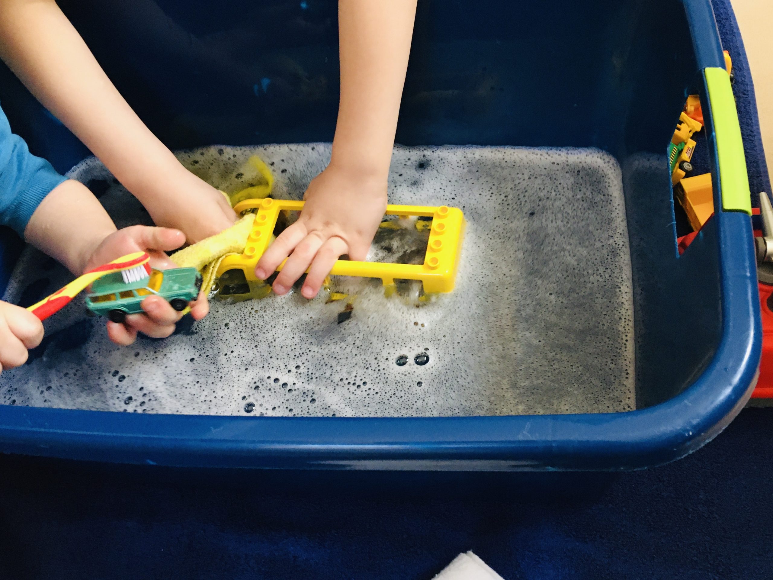 Bild zum Schritt 4 für das Bastel- und DIY-Abenteuer für Kinder: 'Mit dem Waschen beginnen. Mit den Zahnbürsten die Räder schrubben,...'