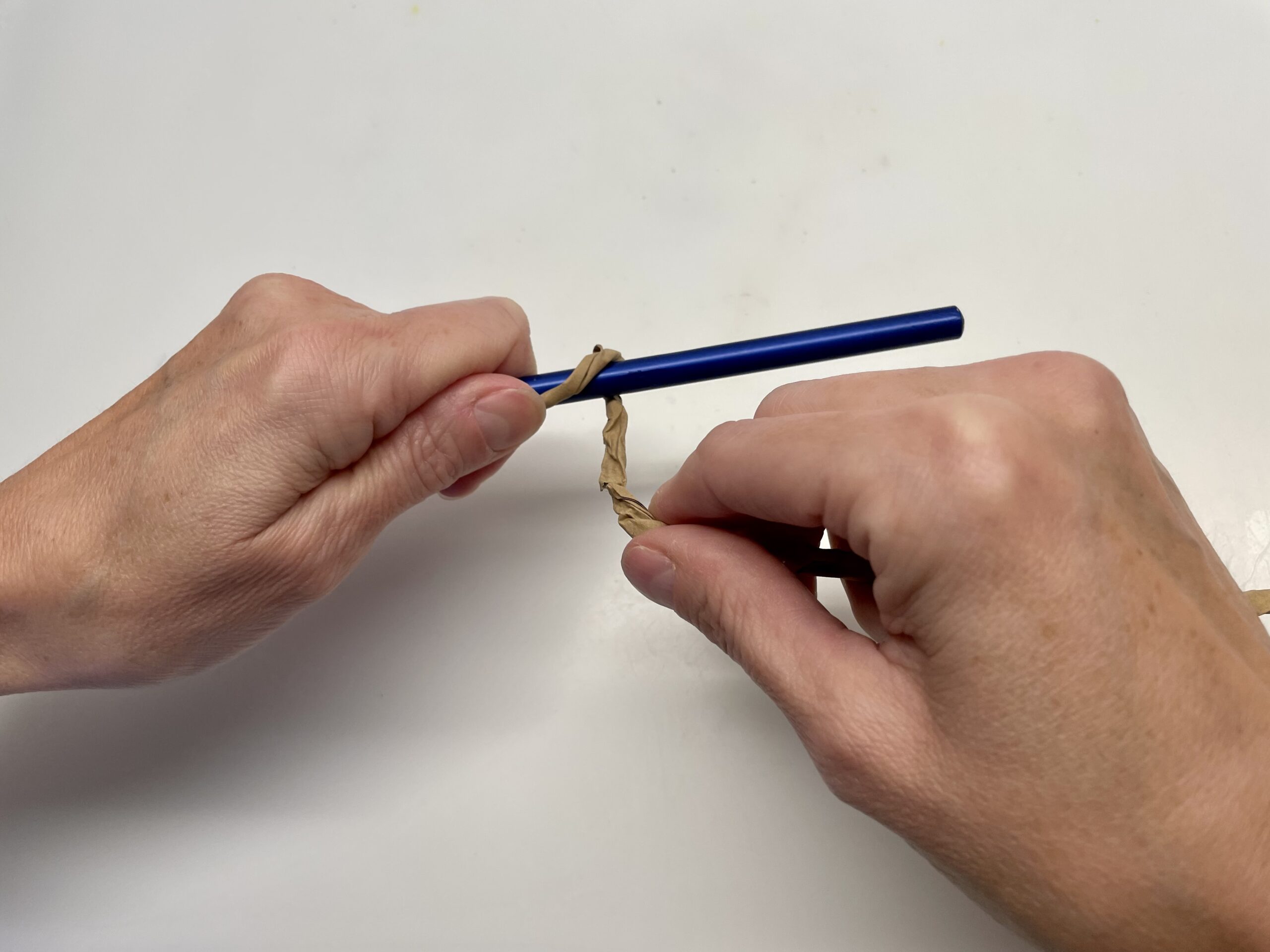 Bild zum Schritt 21 für das Bastel- und DIY-Abenteuer für Kinder: 'Wickelt den Papierdraht eng um den Stift.'