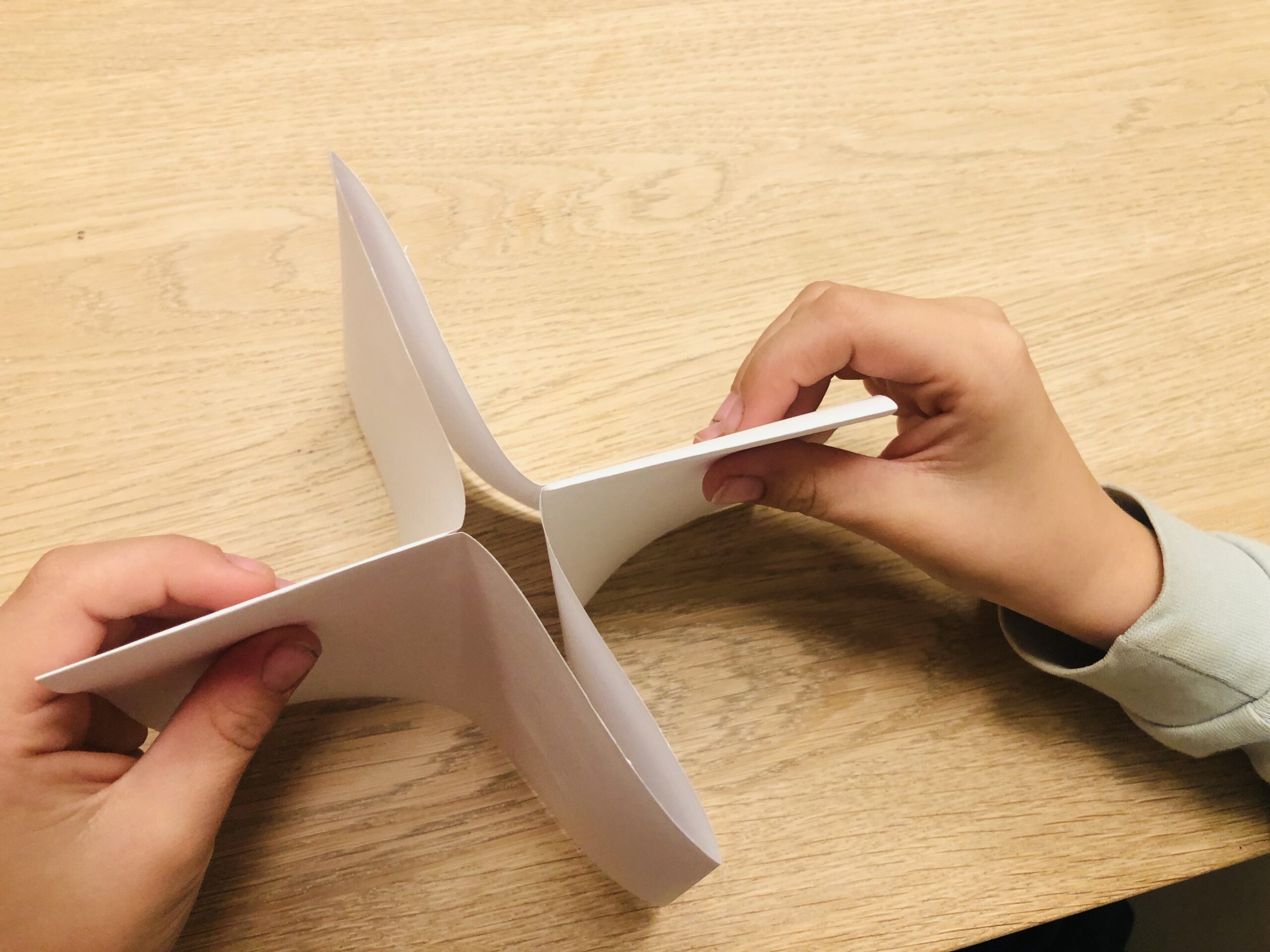 Bild zum Schritt 17 für das Bastel- und DIY-Abenteuer für Kinder: 'Schiebt das Papier weiter zusammen, so dass es wie ein...'