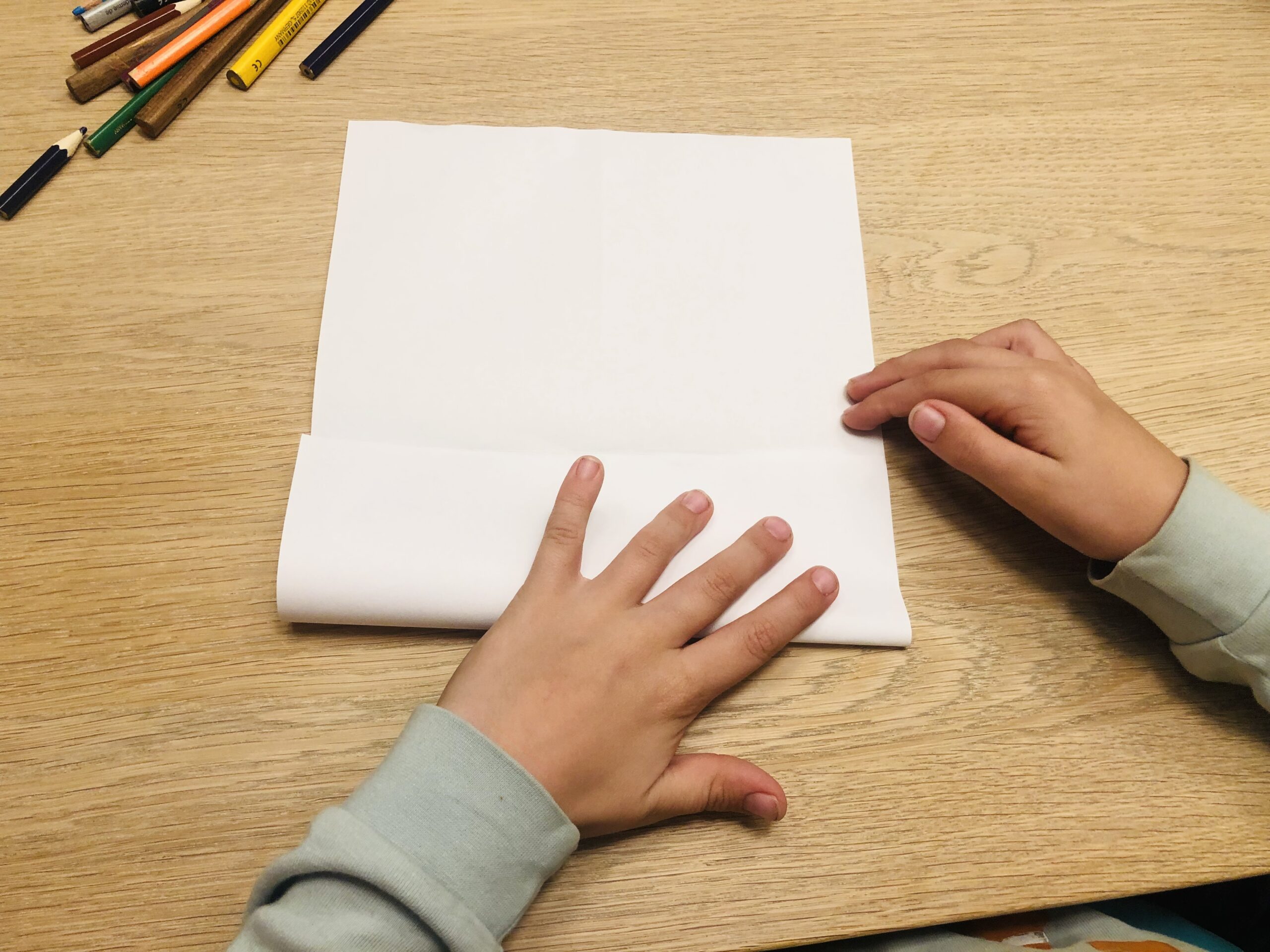 Bild zum Schritt 10 für das Bastel- und DIY-Abenteuer für Kinder: 'Nun faltet ihr das Papier wieder auseinander. Das Papier liegt...'