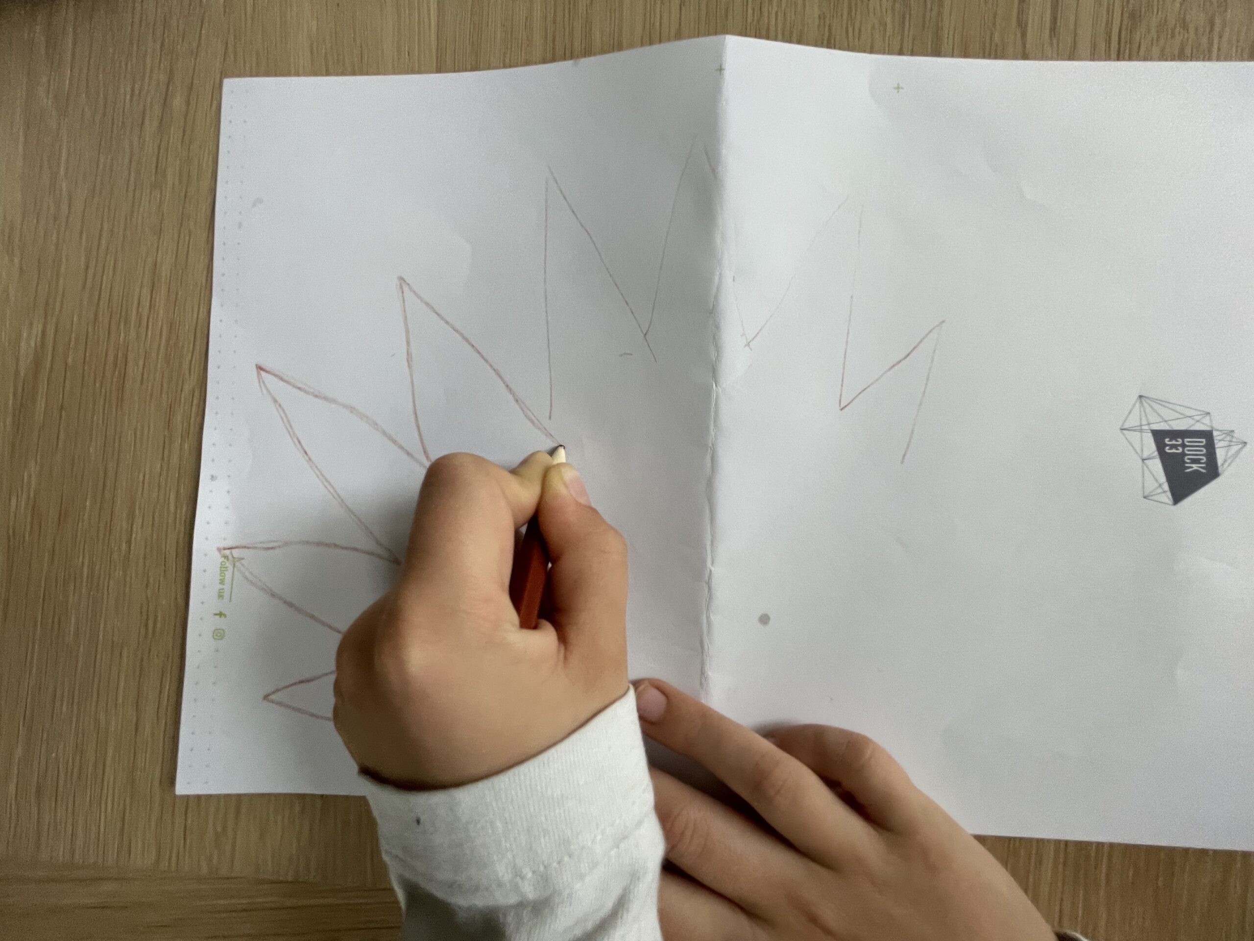 2. Bild zum Schritt 4 für das Bastel- und DIY-Abenteuer für Kinder: 'Jetzt malt ihr die vorgezeichneten Zacken mit einem Stift kräftig...'