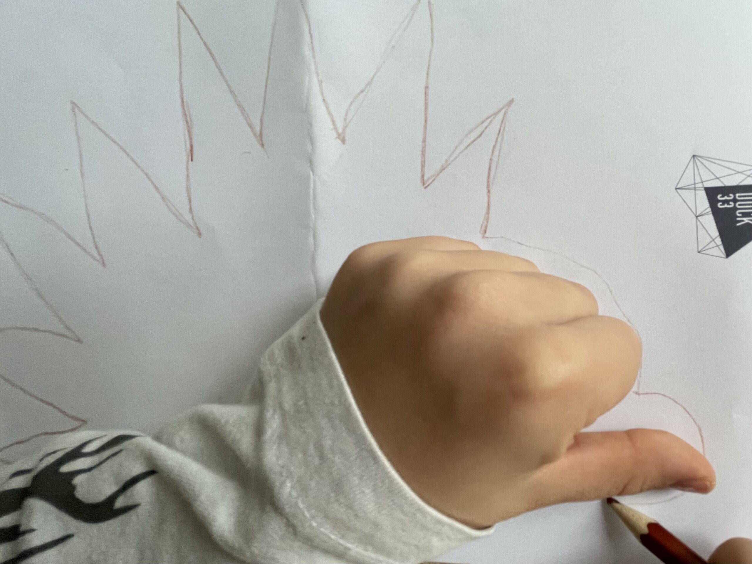 Bild zum Schritt 8 für das Bastel- und DIY-Abenteuer für Kinder: 'Umrandet nun die Faust mit einem Stift und verbindet danach...'