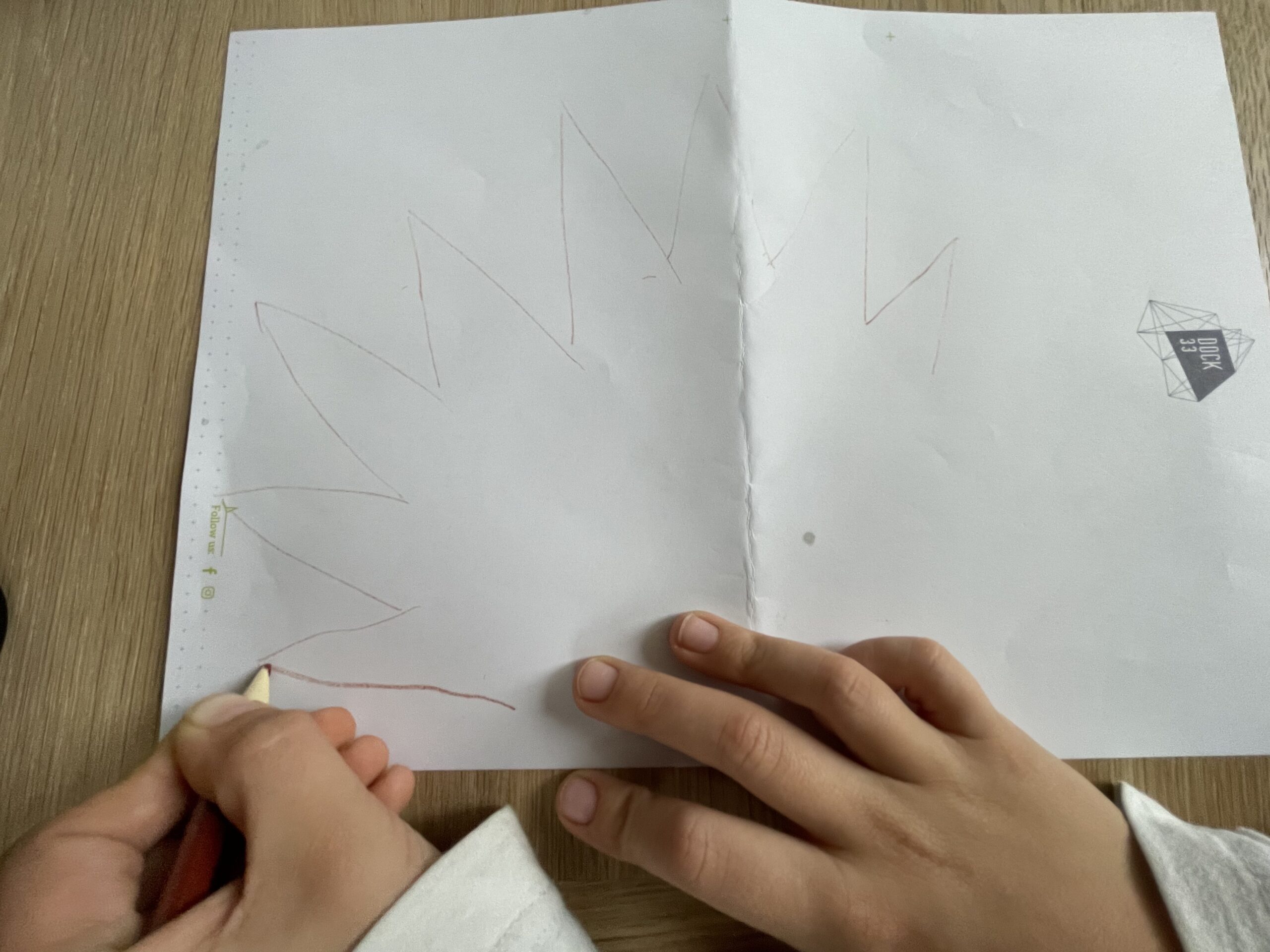 Bild zum Schritt 4 für das Bastel- und DIY-Abenteuer für Kinder: 'Jetzt malt ihr die vorgezeichneten Zacken mit einem Stift kräftig...'