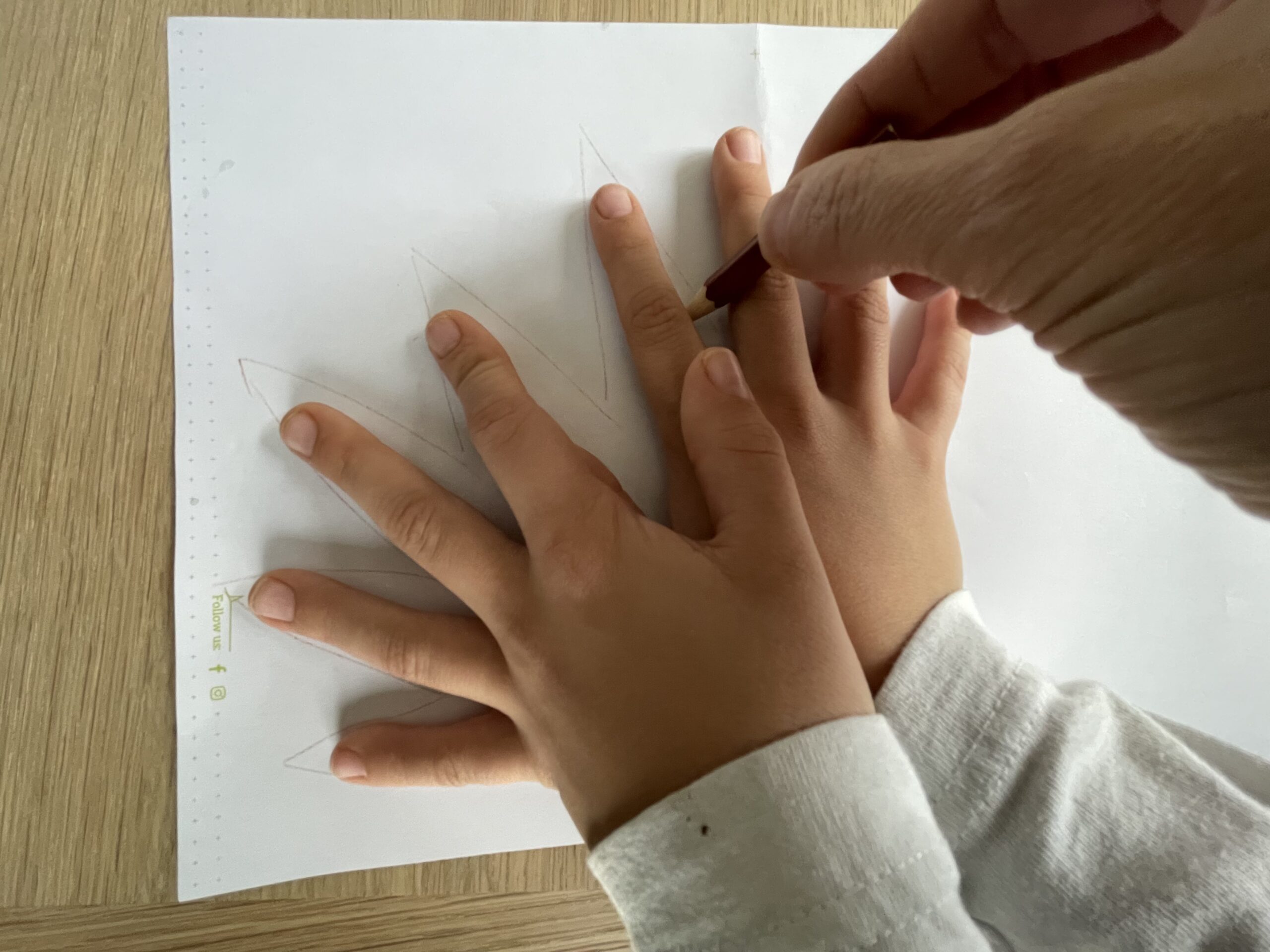 Bild zum Schritt 3 für das Bastel- und DIY-Abenteuer für Kinder: 'Beim letzten Finger stoppt ihr die Umrandung auf der Höhe...'