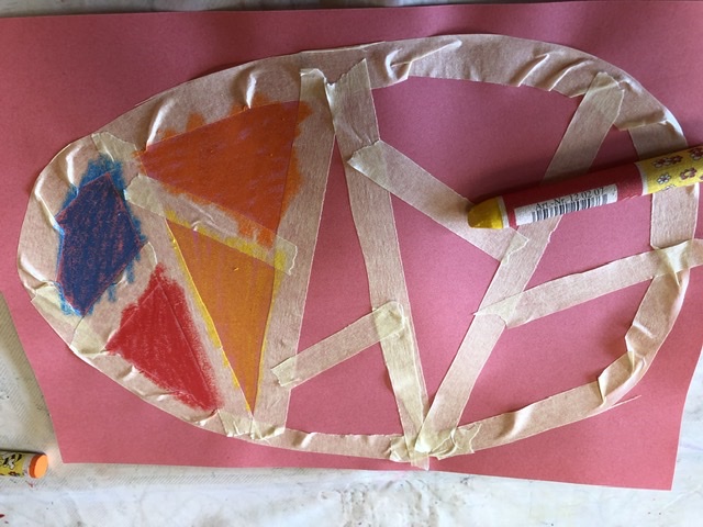 Bild zum Schritt 5 für das Bastel- und DIY-Abenteuer für Kinder: 'Es kann auch über das Klebeband gemalt werden!'