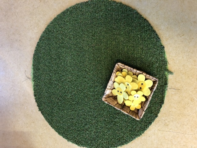 Bild zum Schritt 1 für das Bastel- und DIY-Abenteuer für Kinder: 'Grasteppich und Filzblumen bereit stellen.'