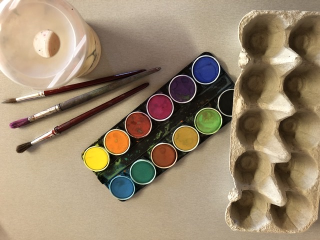 Bild zum Schritt 1 für das Bastel- und DIY-Abenteuer für Kinder: 'Farbe, Pinsel, Wasserbecher und Eierkarton bereit stellen.'