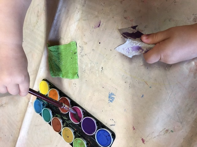 Bild zum Schritt 5 für das Bastel- und DIY-Abenteuer für Kinder: 'Die Blütenkelche nun mit Farbe bemalen ( gegebenenfalls die teils...'