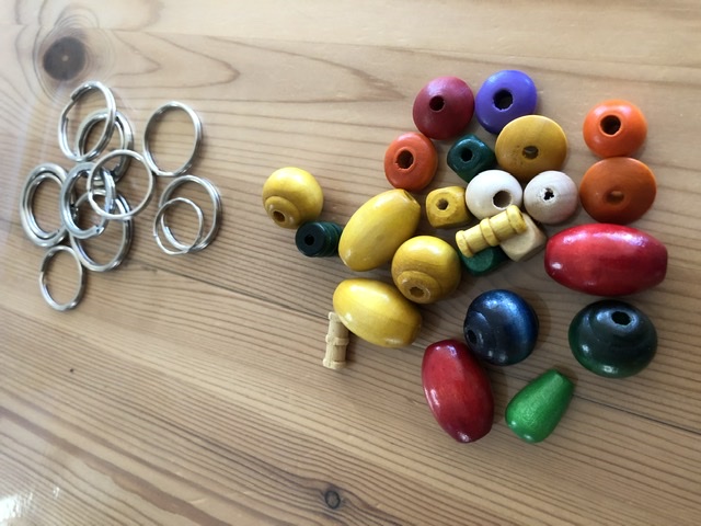 Bild zum Schritt 5 für das Bastel- und DIY-Abenteuer für Kinder: 'Kleine Ringe oder bunte Perlen'