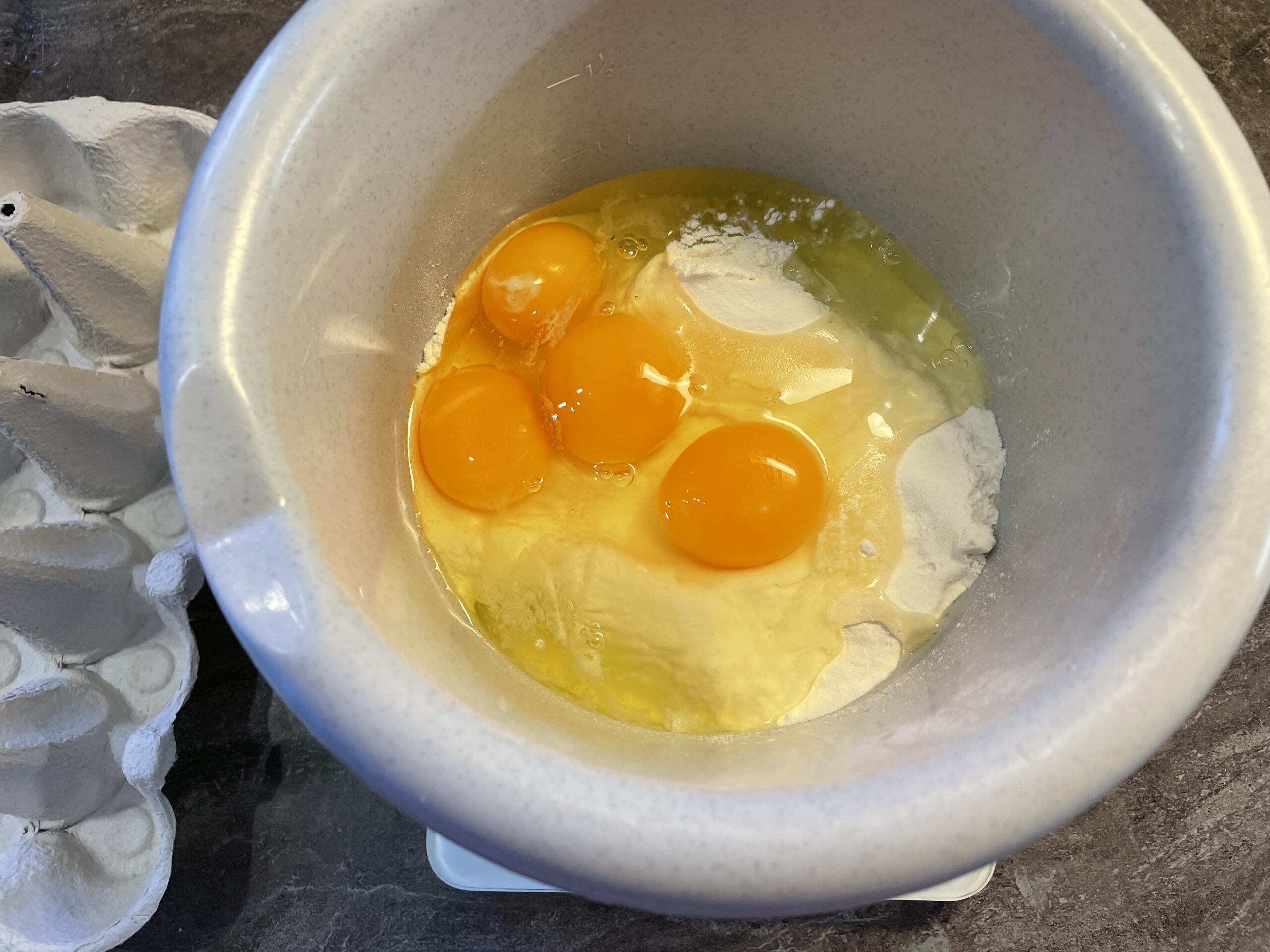 Bild zum Schritt 4 für das Bastel- und DIY-Abenteuer für Kinder: 'Die vier Eier gebt ihr in die Schüssel zum Mehl.'