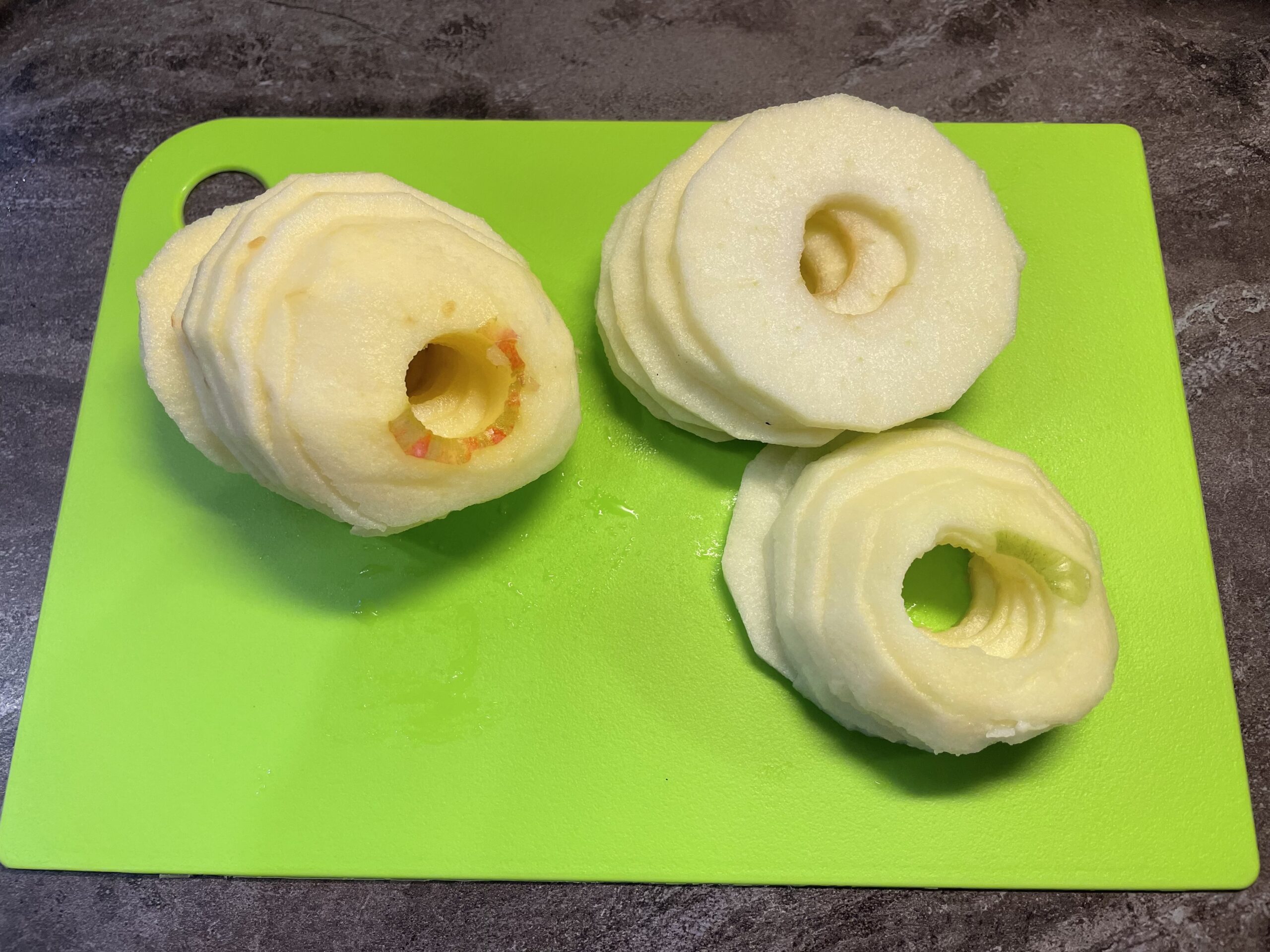 Bild zum Schritt 19 für das Bastel- und DIY-Abenteuer für Kinder: 'Alle Äpfel sind in Scheiben geschnitten.'