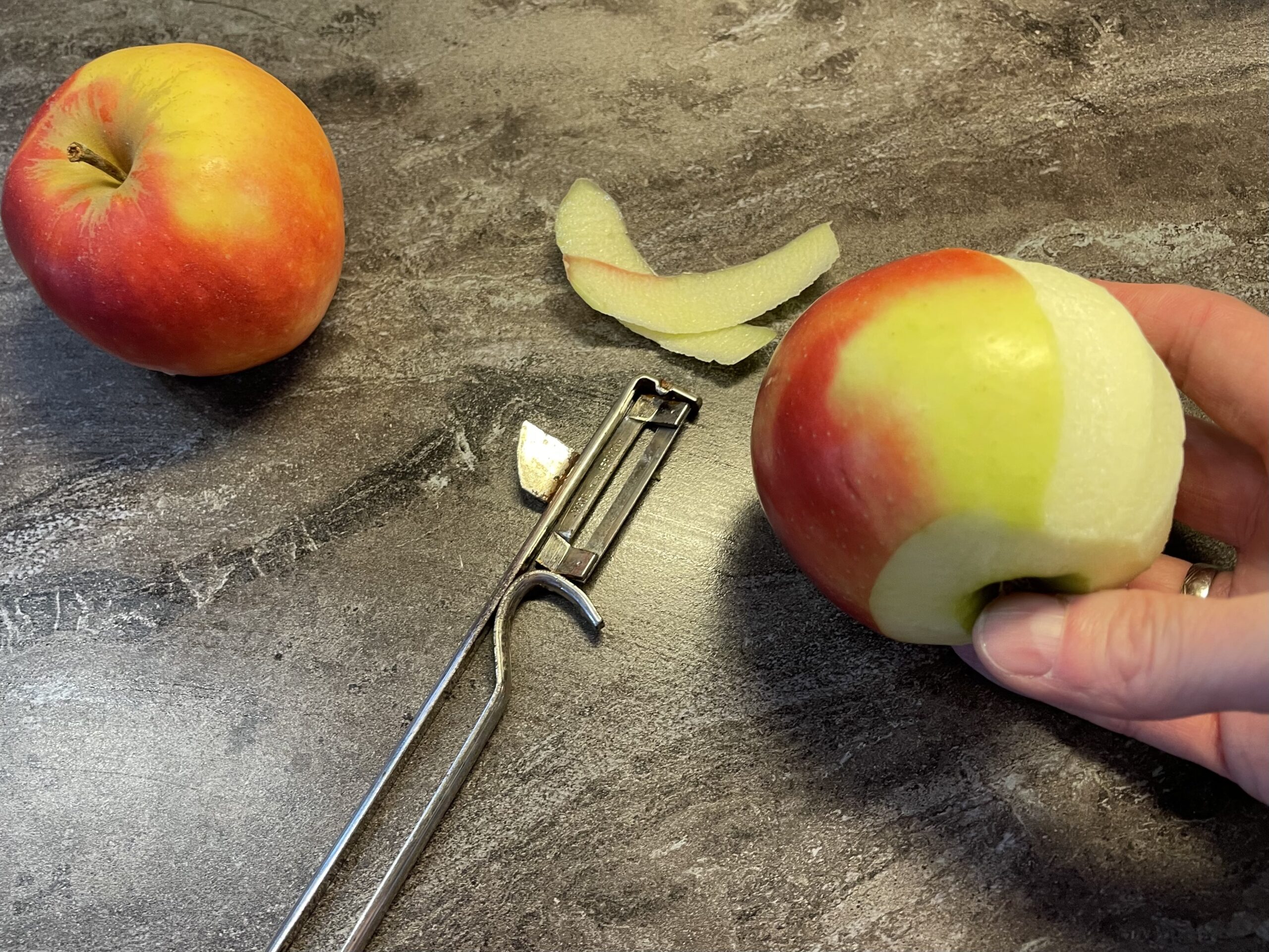 Bild zum Schritt 11 für das Bastel- und DIY-Abenteuer für Kinder: 'Wascht  die Äpfel und schält sie mit einem Sparschäler.'