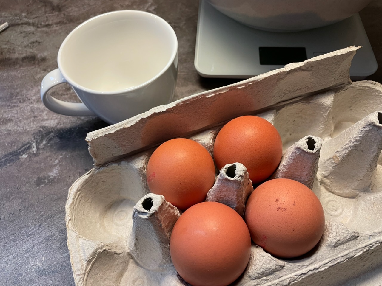 Bild zum Schritt 7 für das Bastel- und DIY-Abenteuer für Kinder: 'Stellt  die Eier und eine Tasse bereit.'