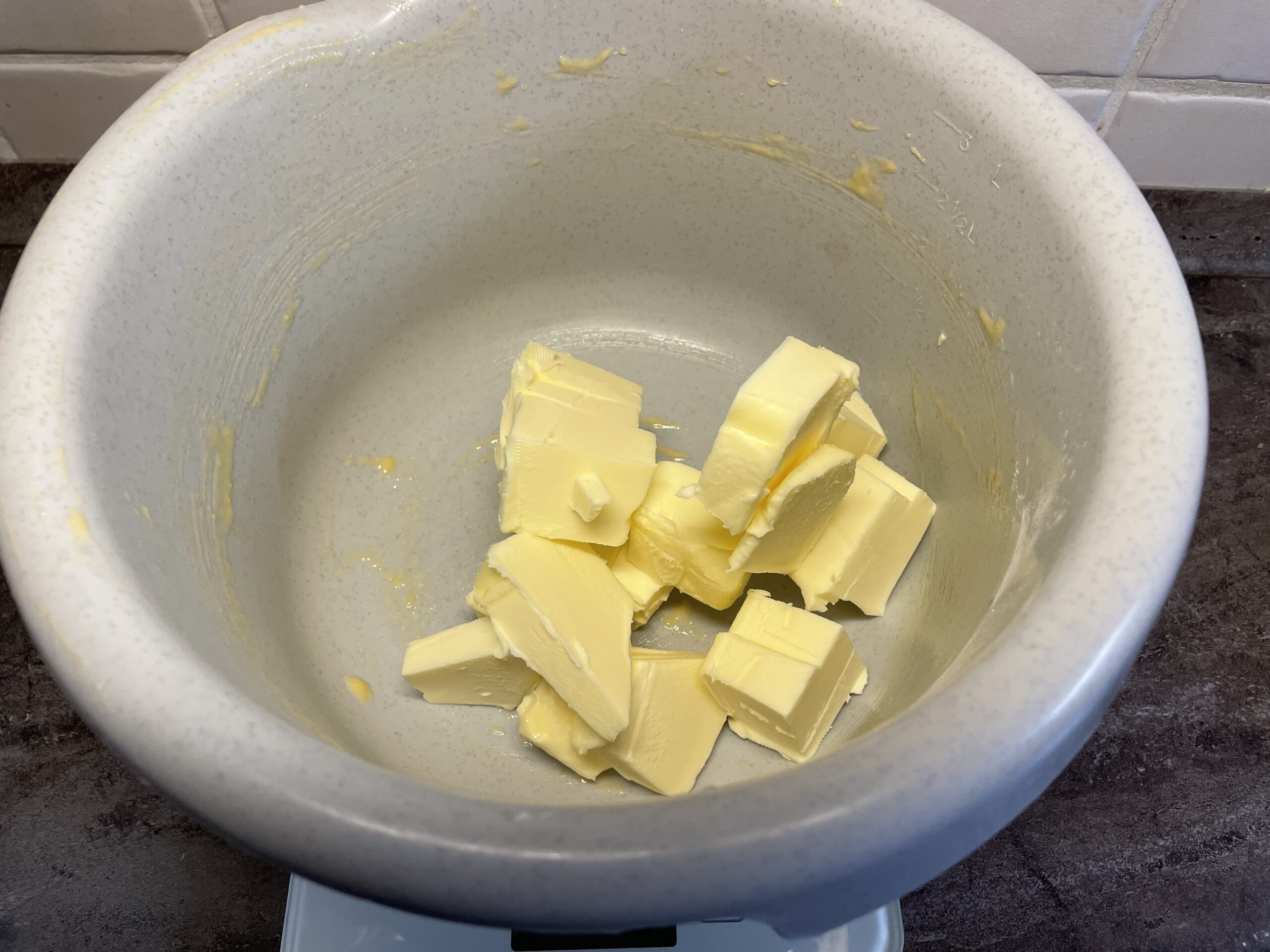 Bild zum Schritt 19 für das Bastel- und DIY-Abenteuer für Kinder: 'Gebt die Butter in die Rührschüssel.'