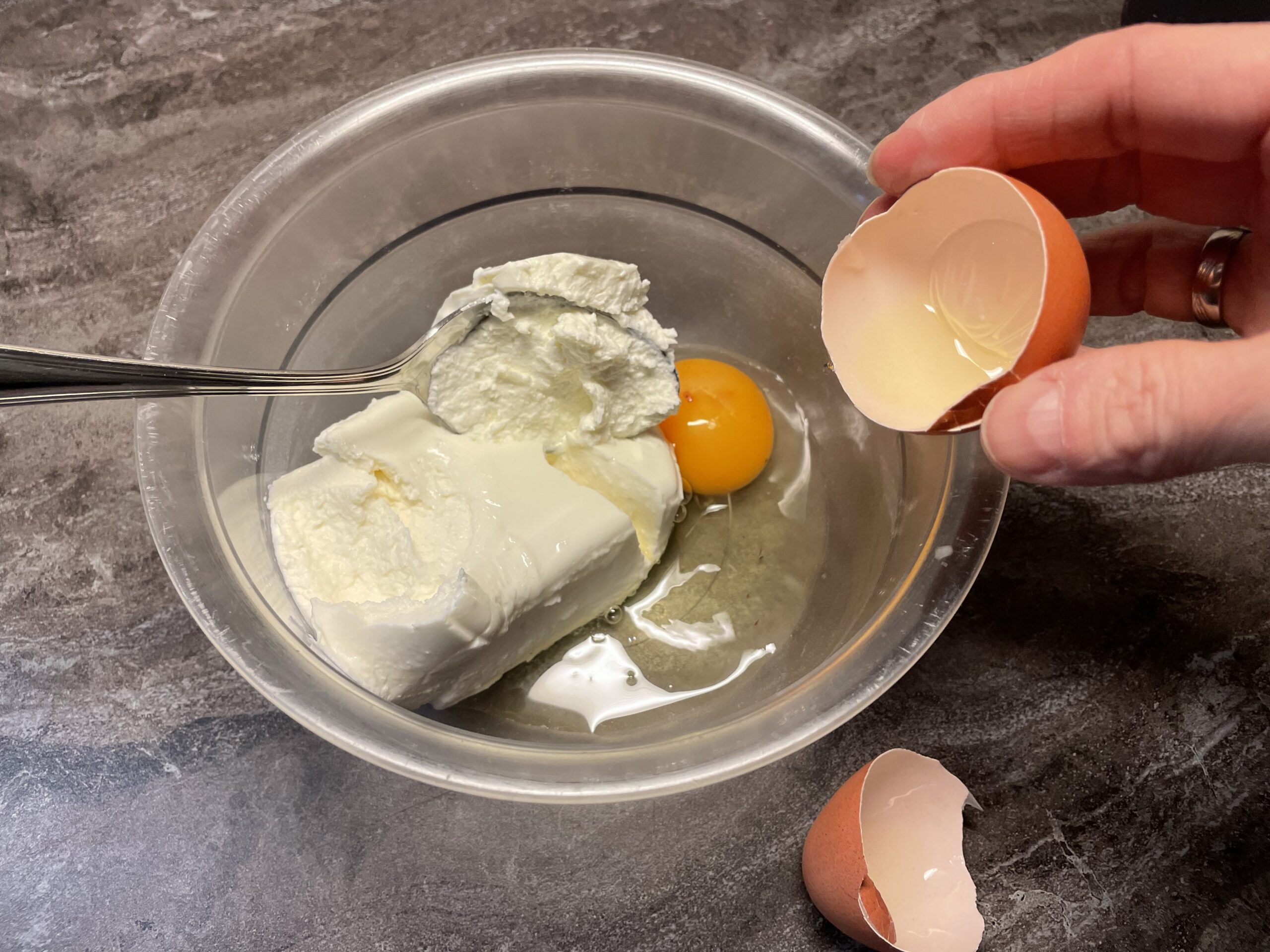 Bild zum Schritt 5 für das Bastel- und DIY-Abenteuer für Kinder: 'Gebt das komplette Ei in die Schüssel zum Quark.'