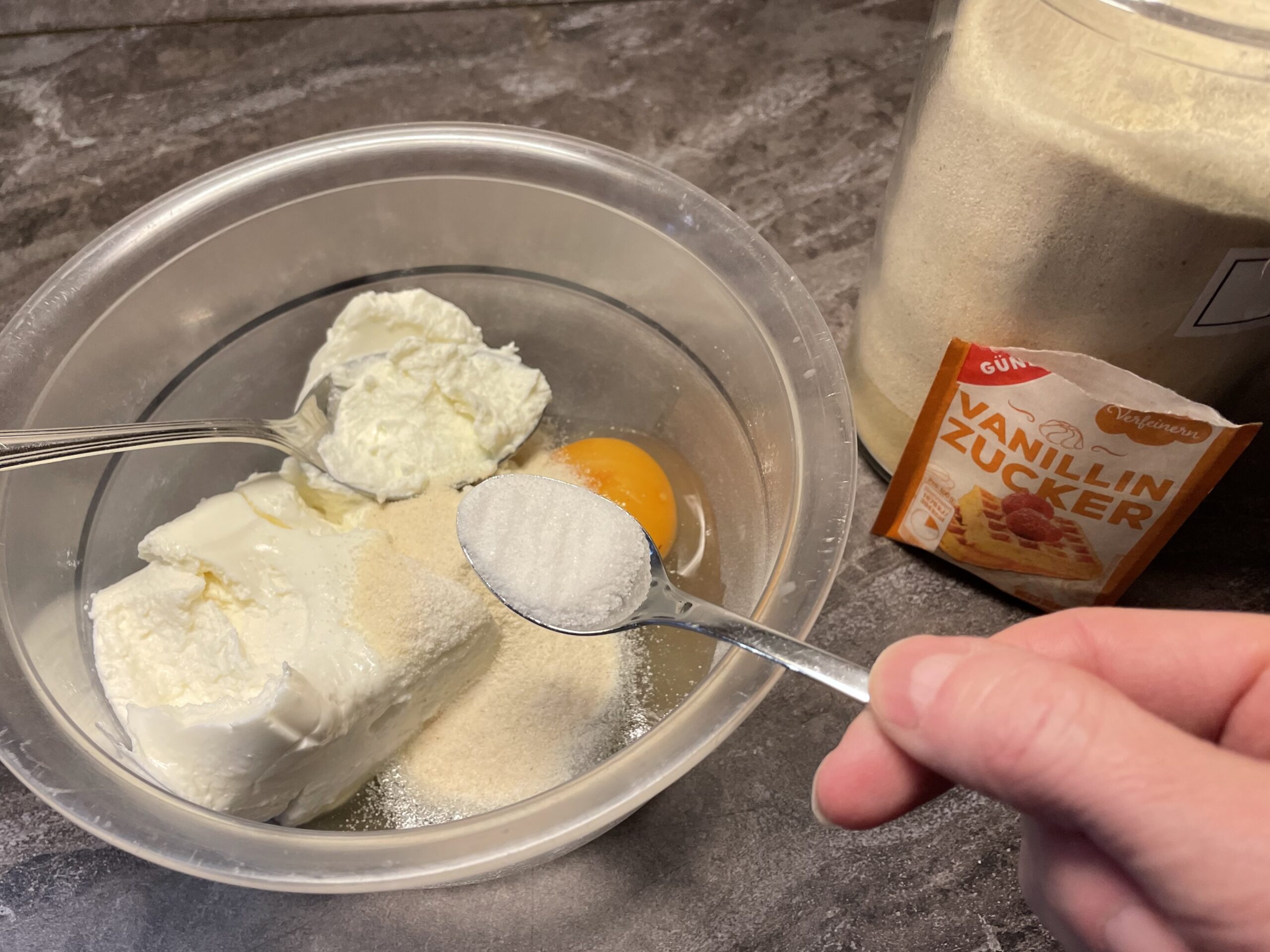 Bild zum Schritt 7 für das Bastel- und DIY-Abenteuer für Kinder: 'Dann braucht ihr einen Teelöffel Vanillezucker. Gebt diesen auch in...'