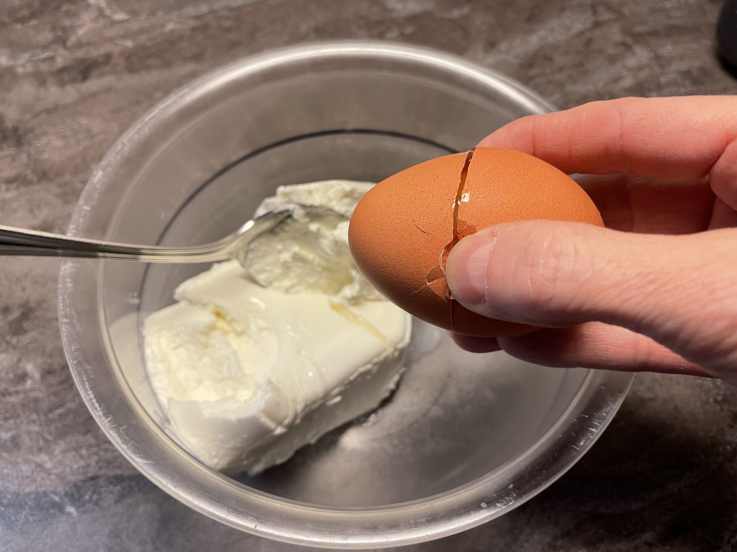 Bild zum Schritt 4 für das Bastel- und DIY-Abenteuer für Kinder: 'Nehmt ein Ei. Schlagt es an einer Kante (z.B. dem...'