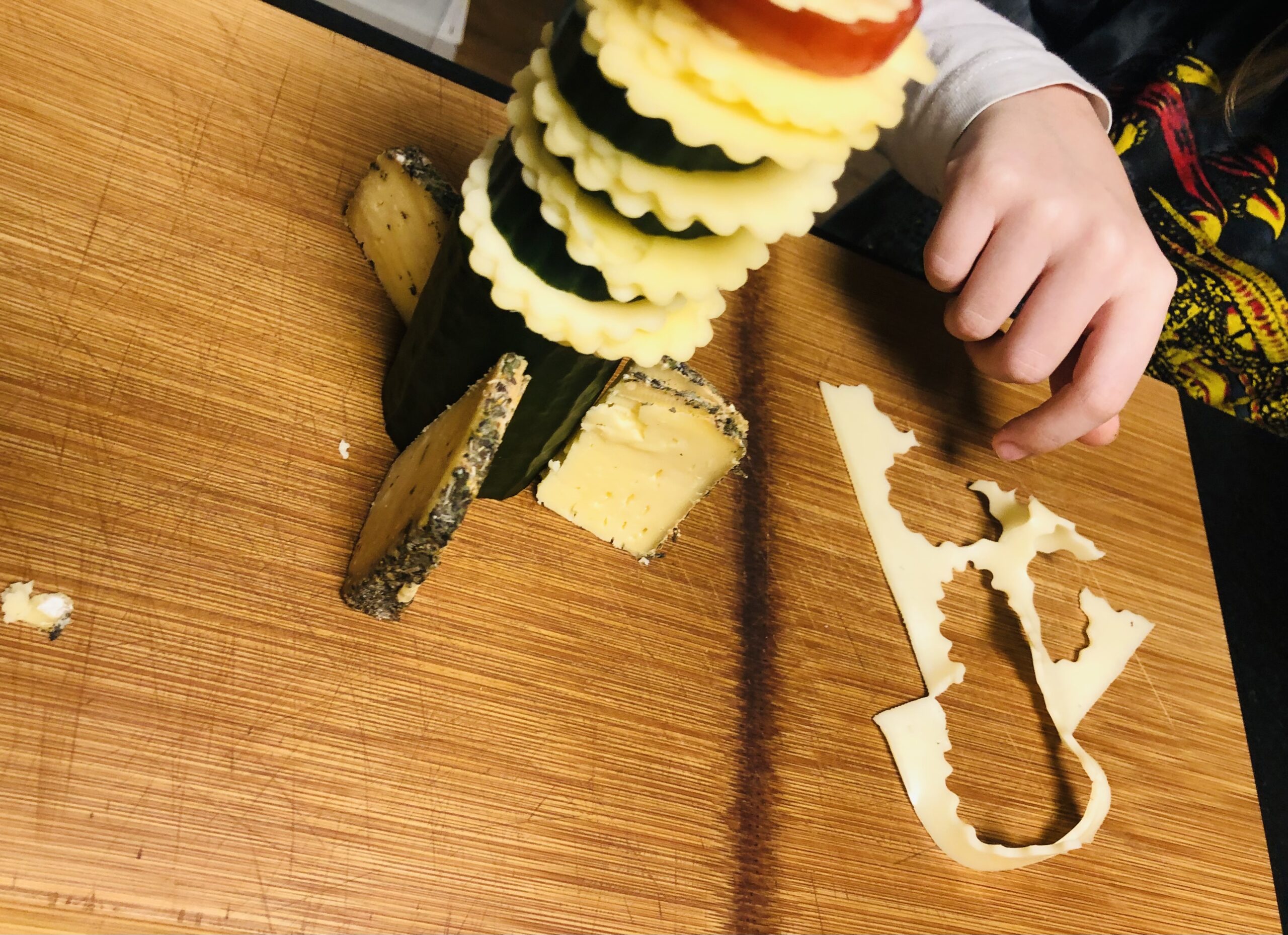 Bild zum Schritt 16 für das Bastel- und DIY-Abenteuer für Kinder: 'Danach dekoriert ihr die Reste des Käses, der Gurken und...'